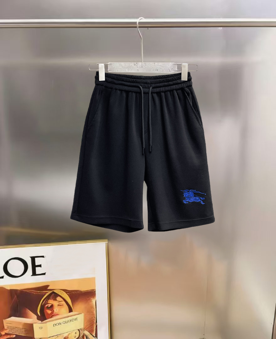 NO:847057,Burberry 2026ss summer new original counter casual shorts, luxury classic brand original LOGO accessories, counter best-selling model. Very comfortable to wear, low-key yet luxurious, very classy to wear. Needless to say the trousers style and tailoring. The upper body is exquisite and high-end, first-class and top-quality materials. Really palace-level casual pants. The cotton of Turkey is of outstanding quality. After heavy washing, the pants are very soft!  Don't be picky. The upper body is absolutely stylish and extremely luxurious. Please quote your height and weight when ordering sizes M-3XL.,,burberry,shorts,19860909巴宝莉 2026ss夏季新款原单专柜休闲短裤,奢华经典品牌原版LOGO配饰 专柜热销款 身穿着非常舒适 低调不失奢华 穿出去非常有档次 裤型款式和裁剪亦无需多言 上身精致跃然高档一等一顶级质料 真正殿堂级的休闲裤 选用土耳其的棉花品质卓然,经过重水洗使得裤子很柔软！不挑人 上身绝对的有型 极度奢华. 尺码M-3XL下单报身高体重.,,burberry,shorts,,Men's clothing