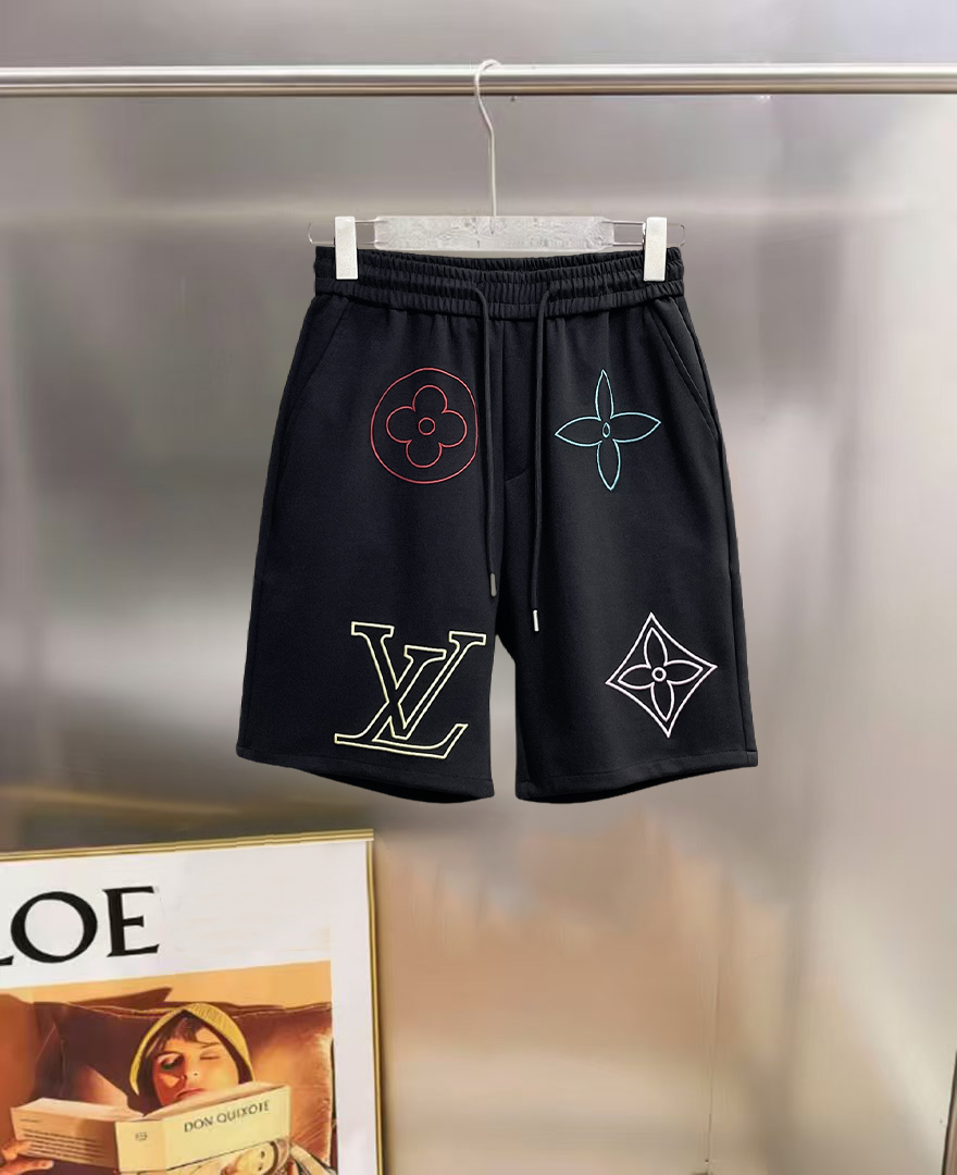 NO:847059,lv 2026ss summer new original counter casual shorts, luxury classic brand original LOGO accessories, counter best-selling model, very comfortable to wear, low-key yet luxurious, very classy to wear. Needless to say the trousers style and tailoring, the upper body is exquisite and high-end, first-class and top-quality materials. Really palace-level casual pants. The cotton of Turkey is selected for its outstanding quality. After heavy washing, the pants are very soft!  Don't be picky. The upper body is absolutely stylish and extremely luxurious. Please quote your height and weight when ordering sizes M-3XL.,,louis vuitton,shorts,19860909lv 2026ss夏季新款原单专柜休闲短裤,奢华经典品牌原版LOGO配饰 专柜热销款 身穿着非常舒适 低调不失奢华 穿出去非常有档次 裤型款式和裁剪亦无需多言 上身精致跃然高档一等一顶级质料 真正殿堂级的休闲裤 选用土耳其的棉花品质卓然,经过重水洗使得裤子很柔软！不挑人 上身绝对的有型 极度奢华. 尺码M-3XL下单报身高体重.,,louis vuitton,shorts,,Men's clothing