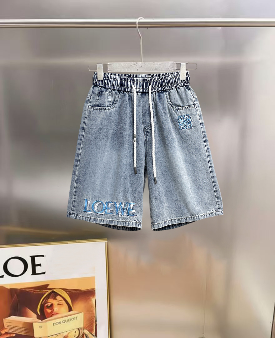 NO:847061,Loewe 2026ss summer new original counter casual shorts, luxury classic brand original LOGO accessories, counter best-selling model, very comfortable to wear, low-key yet luxurious, very classy to wear. Needless to say, the trousers style and tailoring. The upper body is exquisite and high-end, first-class and top-quality materials. Really palace-level casual trousers. The cotton of Turkey is of outstanding quality. After heavy washing, the pants are very soft!  Don't be picky, the upper body is absolutely stylish and extremely luxurious. Please quote your height and weight when ordering sizes M-3XL.,,loewe,shorts,19860909罗意威 2026ss夏季新款原单专柜休闲短裤,奢华经典品牌原版LOGO配饰 专柜热销款 身穿着非常舒适 低调不失奢华 穿出去非常有档次 裤型款式和裁剪亦无需多言 上身精致跃然高档一等一顶级质料 真正殿堂级的休闲裤 选用土耳其的棉花品质卓然,经过重水洗使得裤子很柔软！不挑人 上身绝对的有型 极度奢华. 尺码M-3XL下单报身高体重.,,loewe,shorts,,Men's clothing