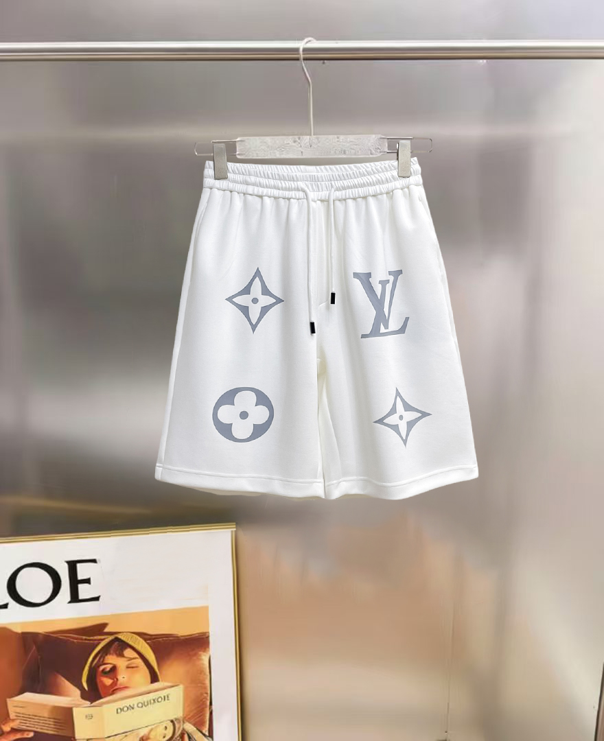 NO:847067,lv 2026ss summer new original counter casual shorts, luxury classic brand original LOGO accessories, counter best-selling model, very comfortable to wear, low-key yet luxurious, very classy to wear. Needless to say the trousers style and tailoring, the upper body is exquisite and high-end, first-class and top-quality materials. Really palace-level casual pants. The cotton of Turkey is selected for its outstanding quality. After heavy washing, the pants are very soft!  Don't be picky. The upper body is absolutely stylish and extremely luxurious. Please quote your height and weight when ordering sizes M-3XL.,,louis vuitton,shorts,19860909lv 2026ss夏季新款原单专柜休闲短裤,奢华经典品牌原版LOGO配饰 专柜热销款 身穿着非常舒适 低调不失奢华 穿出去非常有档次 裤型款式和裁剪亦无需多言 上身精致跃然高档一等一顶级质料 真正殿堂级的休闲裤 选用土耳其的棉花品质卓然,经过重水洗使得裤子很柔软！不挑人 上身绝对的有型 极度奢华. 尺码M-3XL下单报身高体重.,,louis vuitton,shorts,,Men's clothing