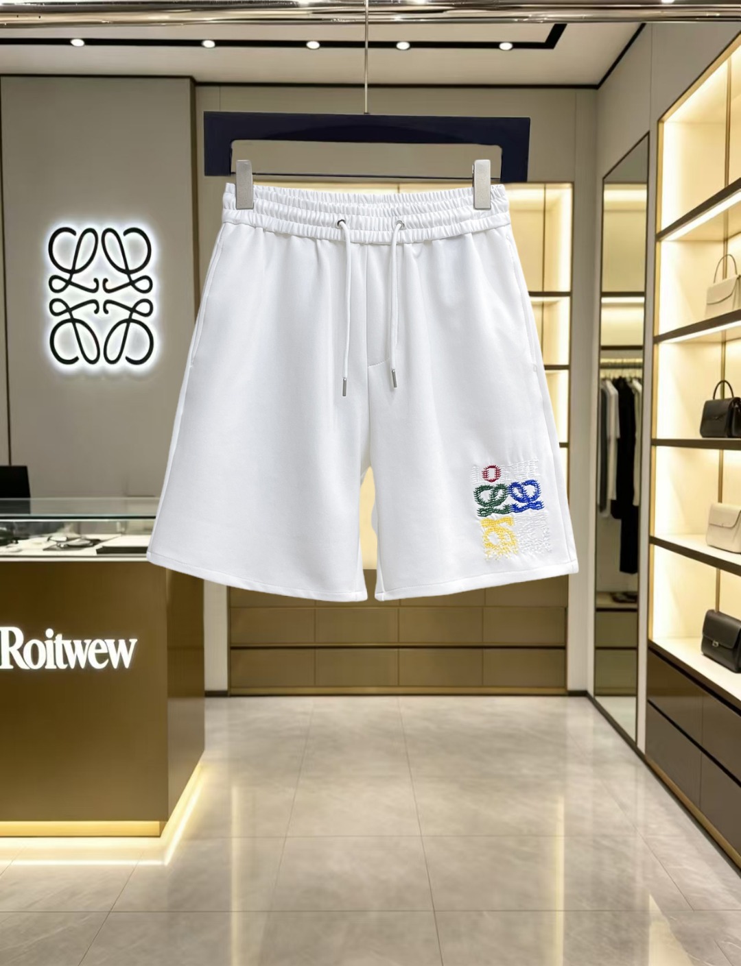 NO:847005,Loewe 2026ss summer new original counter casual shorts, luxury classic brand original LOGO accessories, counter best-selling model, very comfortable to wear, low-key yet luxurious, very classy to wear. Needless to say, the trousers style and tailoring. The upper body is exquisite and high-end, first-class and top-quality materials. Really palace-level casual trousers. The cotton of Turkey is of outstanding quality. After heavy washing, the pants are very soft!  Don't be picky, the upper body is absolutely stylish and extremely luxurious. Please quote your height and weight when ordering sizes M-3XL.,,loewe,shorts,19860909罗意威 2026ss夏季新款原单专柜休闲短裤,奢华经典品牌原版LOGO配饰 专柜热销款 身穿着非常舒适 低调不失奢华 穿出去非常有档次 裤型款式和裁剪亦无需多言 上身精致跃然高档一等一顶级质料 真正殿堂级的休闲裤 选用土耳其的棉花品质卓然,经过重水洗使得裤子很柔软！不挑人 上身绝对的有型 极度奢华. 尺码M-3XL下单报身高体重.,,loewe,shorts,,Men's clothing