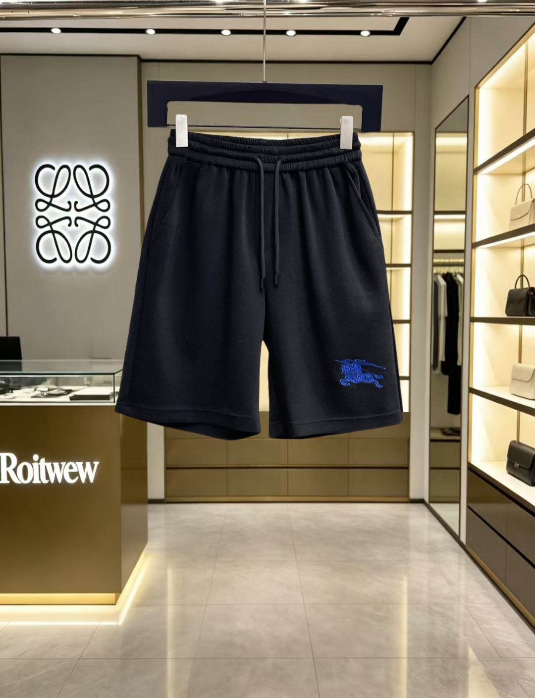 NO:847008,Burberry 2026ss summer new original counter casual shorts, luxury classic brand original LOGO accessories, counter best-selling model. Very comfortable to wear, low-key yet luxurious, very classy to wear. Needless to say the trousers style and tailoring. The upper body is exquisite and high-end, first-class and top-quality materials. Really palace-level casual pants. The cotton of Turkey is of outstanding quality. After heavy washing, the pants are very soft!  Don't be picky. The upper body is absolutely stylish and extremely luxurious. Please quote your height and weight when ordering sizes M-3XL.,,burberry,shorts,19860909巴宝莉 2026ss夏季新款原单专柜休闲短裤,奢华经典品牌原版LOGO配饰 专柜热销款 身穿着非常舒适 低调不失奢华 穿出去非常有档次 裤型款式和裁剪亦无需多言 上身精致跃然高档一等一顶级质料 真正殿堂级的休闲裤 选用土耳其的棉花品质卓然,经过重水洗使得裤子很柔软！不挑人 上身绝对的有型 极度奢华. 尺码M-3XL下单报身高体重.,,burberry,shorts,,Men's clothing