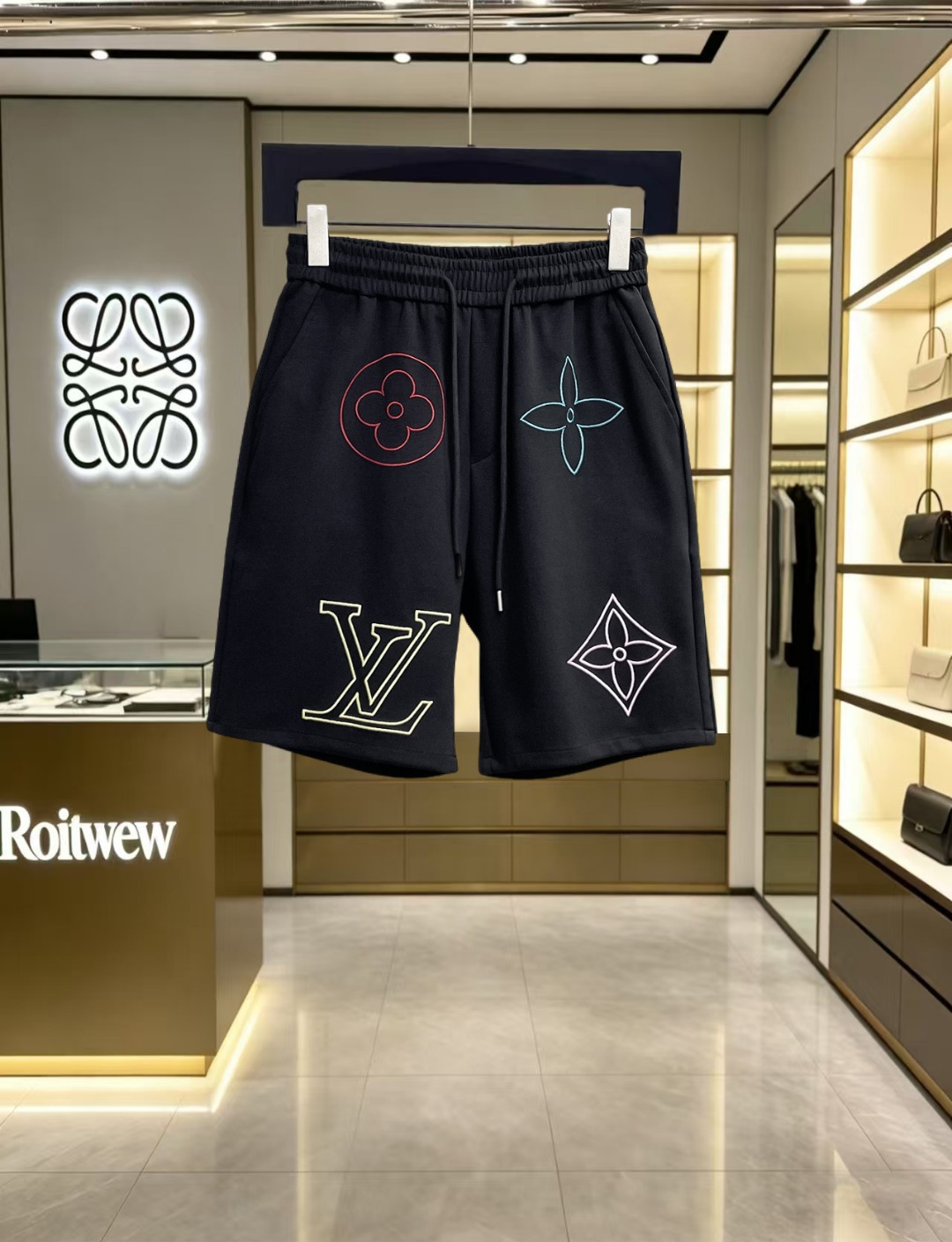 NO:847010,lv 2026ss summer new original counter casual shorts, luxury classic brand original LOGO accessories, counter best-selling model, very comfortable to wear, low-key yet luxurious, very classy to wear. Needless to say the trousers style and tailoring, the upper body is exquisite and high-end, first-class and top-quality materials. Really palace-level casual pants. The cotton of Turkey is selected for its outstanding quality. After heavy washing, the pants are very soft!  Don't be picky. The upper body is absolutely stylish and extremely luxurious. Please quote your height and weight when ordering sizes M-3XL.,,louis vuitton,shorts,19860909lv 2026ss夏季新款原单专柜休闲短裤,奢华经典品牌原版LOGO配饰 专柜热销款 身穿着非常舒适 低调不失奢华 穿出去非常有档次 裤型款式和裁剪亦无需多言 上身精致跃然高档一等一顶级质料 真正殿堂级的休闲裤 选用土耳其的棉花品质卓然,经过重水洗使得裤子很柔软！不挑人 上身绝对的有型 极度奢华. 尺码M-3XL下单报身高体重.,,louis vuitton,shorts,,Men's clothing