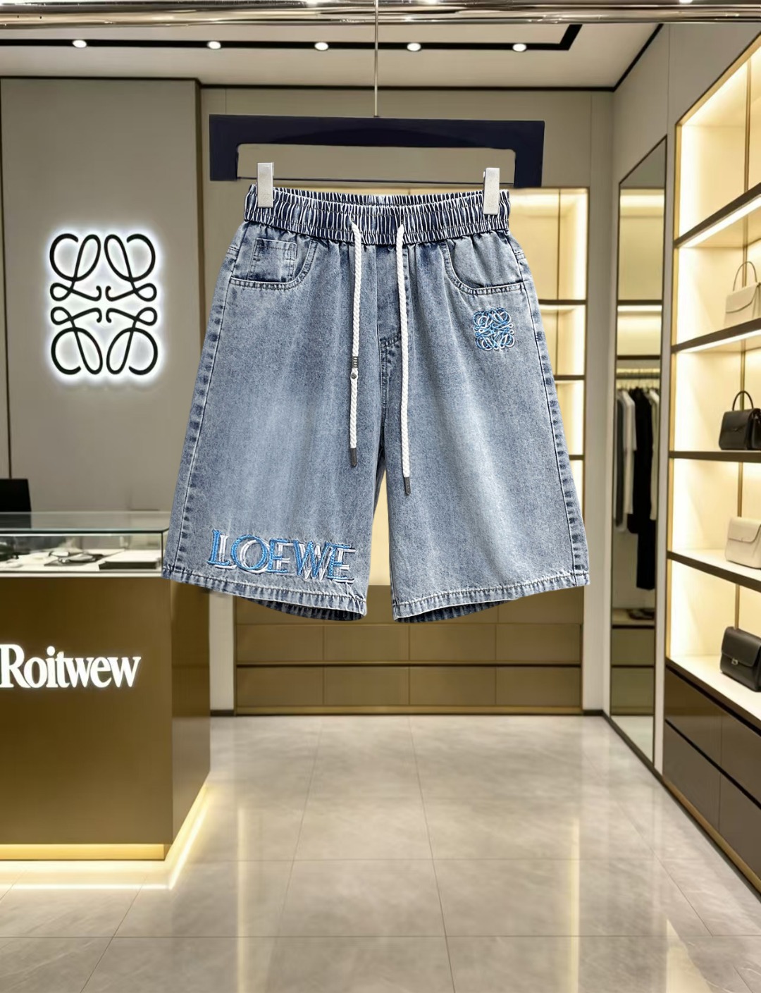 NO:847012,Loewe 2026ss summer new original counter casual shorts, luxury classic brand original LOGO accessories, counter best-selling model, very comfortable to wear, low-key yet luxurious, very classy to wear. Needless to say, the trousers style and tailoring. The upper body is exquisite and high-end, first-class and top-quality materials. Really palace-level casual trousers. The cotton of Turkey is of outstanding quality. After heavy washing, the pants are very soft!  Don't be picky, the upper body is absolutely stylish and extremely luxurious. Please quote your height and weight when ordering sizes M-3XL.,,loewe,shorts,19860909罗意威 2026ss夏季新款原单专柜休闲短裤,奢华经典品牌原版LOGO配饰 专柜热销款 身穿着非常舒适 低调不失奢华 穿出去非常有档次 裤型款式和裁剪亦无需多言 上身精致跃然高档一等一顶级质料 真正殿堂级的休闲裤 选用土耳其的棉花品质卓然,经过重水洗使得裤子很柔软！不挑人 上身绝对的有型 极度奢华. 尺码M-3XL下单报身高体重.,,loewe,shorts,,Men's clothing