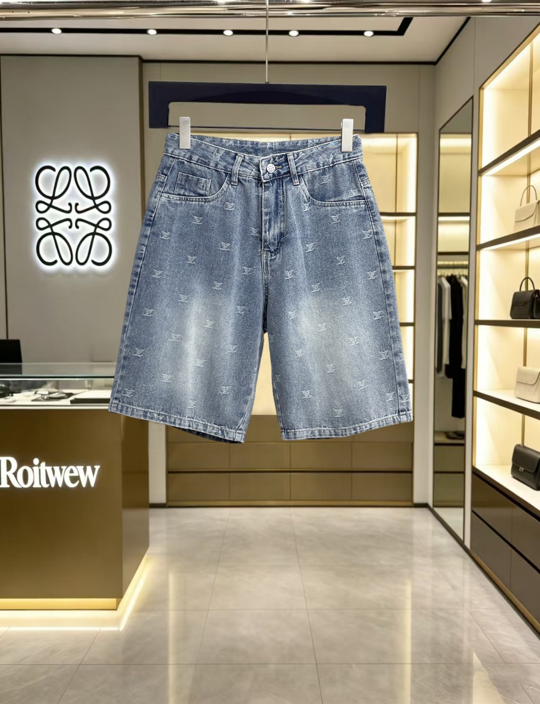 NO:847014,lv 2026ss summer new original counter casual shorts, luxury classic brand original LOGO accessories, counter best-selling model, very comfortable to wear, low-key yet luxurious, very classy to wear. Needless to say the trousers style and tailoring, the upper body is exquisite and high-end, first-class and top-quality materials. Really palace-level casual pants. The cotton of Turkey is selected for its outstanding quality. After heavy washing, the pants are very soft!  Don't be picky. The upper body is absolutely stylish and extremely luxurious. Please quote your height and weight when ordering sizes M-3XL.,,louis vuitton,shorts,19860909lv 2026ss夏季新款原单专柜休闲短裤,奢华经典品牌原版LOGO配饰 专柜热销款 身穿着非常舒适 低调不失奢华 穿出去非常有档次 裤型款式和裁剪亦无需多言 上身精致跃然高档一等一顶级质料 真正殿堂级的休闲裤 选用土耳其的棉花品质卓然,经过重水洗使得裤子很柔软！不挑人 上身绝对的有型 极度奢华. 尺码M-3XL下单报身高体重.,,louis vuitton,shorts,,Men's clothing