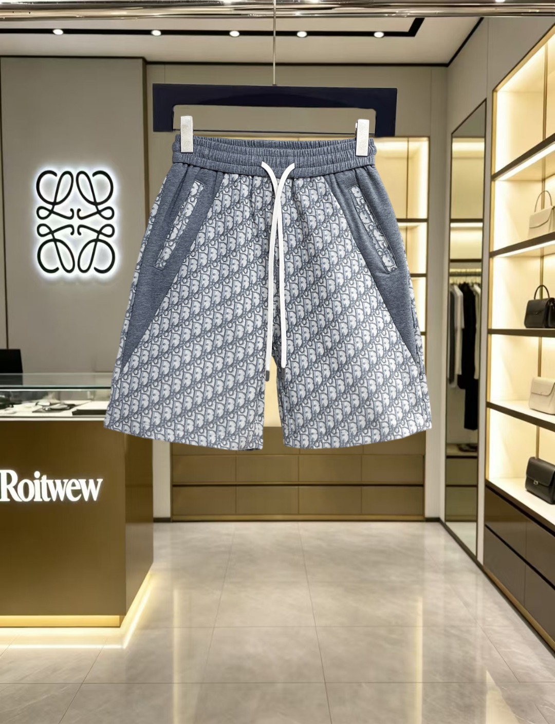 NO:847016,Dior 2026ss summer new original counter casual shorts, luxury classic brand original LOGO accessories, counter best-selling model. Very comfortable to wear, low-key yet luxurious, very classy to wear. Needless to say the trousers style and tailoring. The upper body is exquisite and high-end, first-class and top-quality materials. Really palace-level casual pants. The cotton of Turkey is of outstanding quality. After heavy washing, the pants are very soft!  Don't be picky. The upper body is absolutely stylish and extremely luxurious. Please state your height and weight when placing an order for sizes M-3XL.,,dior,shorts,19860909迪奥 2026ss夏季新款原单专柜休闲短裤,奢华经典品牌原版LOGO配饰 专柜热销款 身穿着非常舒适 低调不失奢华 穿出去非常有档次 裤型款式和裁剪亦无需多言 上身精致跃然高档一等一顶级质料 真正殿堂级的休闲裤 选用土耳其的棉花品质卓然,经过重水洗使得裤子很柔软！不挑人 上身绝对的有型 极度奢华. 尺码M-3XL下单报身高体重.,,dior,shorts,,Men's clothing