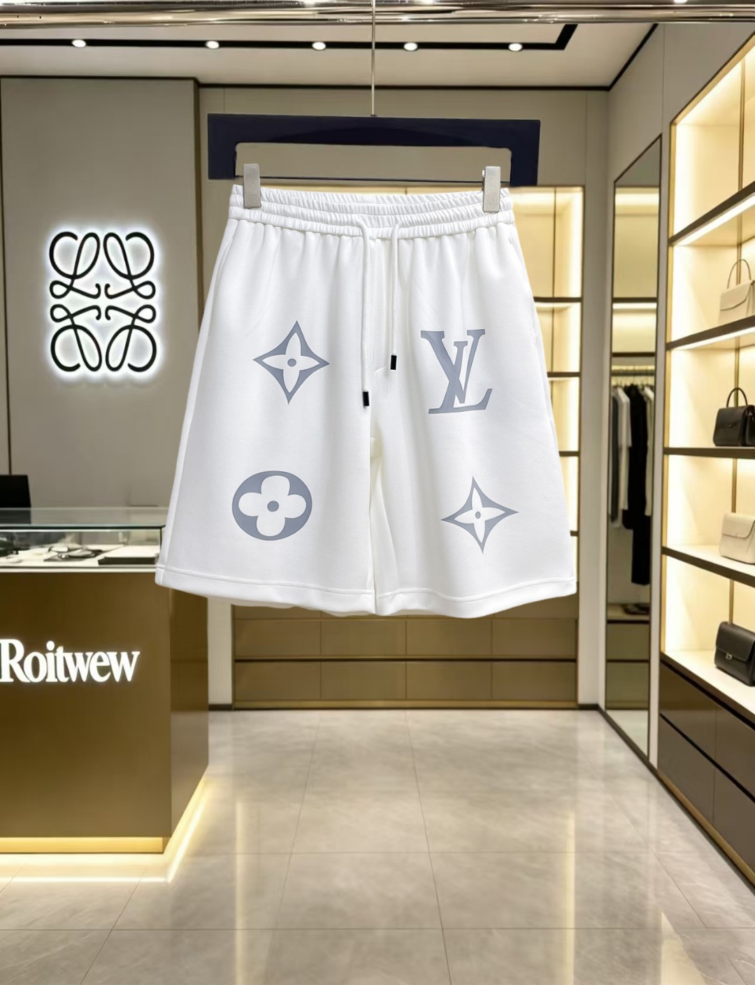 NO:847018,lv 2026ss summer new original counter casual shorts, luxury classic brand original LOGO accessories, counter best-selling model, very comfortable to wear, low-key yet luxurious, very classy to wear. Needless to say the trousers style and tailoring, the upper body is exquisite and high-end, first-class and top-quality materials. Really palace-level casual pants. The cotton of Turkey is selected for its outstanding quality. After heavy washing, the pants are very soft!  Don't be picky. The upper body is absolutely stylish and extremely luxurious. Please quote your height and weight when ordering sizes M-3XL.,,louis vuitton,shorts,19860909lv 2026ss夏季新款原单专柜休闲短裤,奢华经典品牌原版LOGO配饰 专柜热销款 身穿着非常舒适 低调不失奢华 穿出去非常有档次 裤型款式和裁剪亦无需多言 上身精致跃然高档一等一顶级质料 真正殿堂级的休闲裤 选用土耳其的棉花品质卓然,经过重水洗使得裤子很柔软！不挑人 上身绝对的有型 极度奢华. 尺码M-3XL下单报身高体重.,,louis vuitton,shorts,,Men's clothing