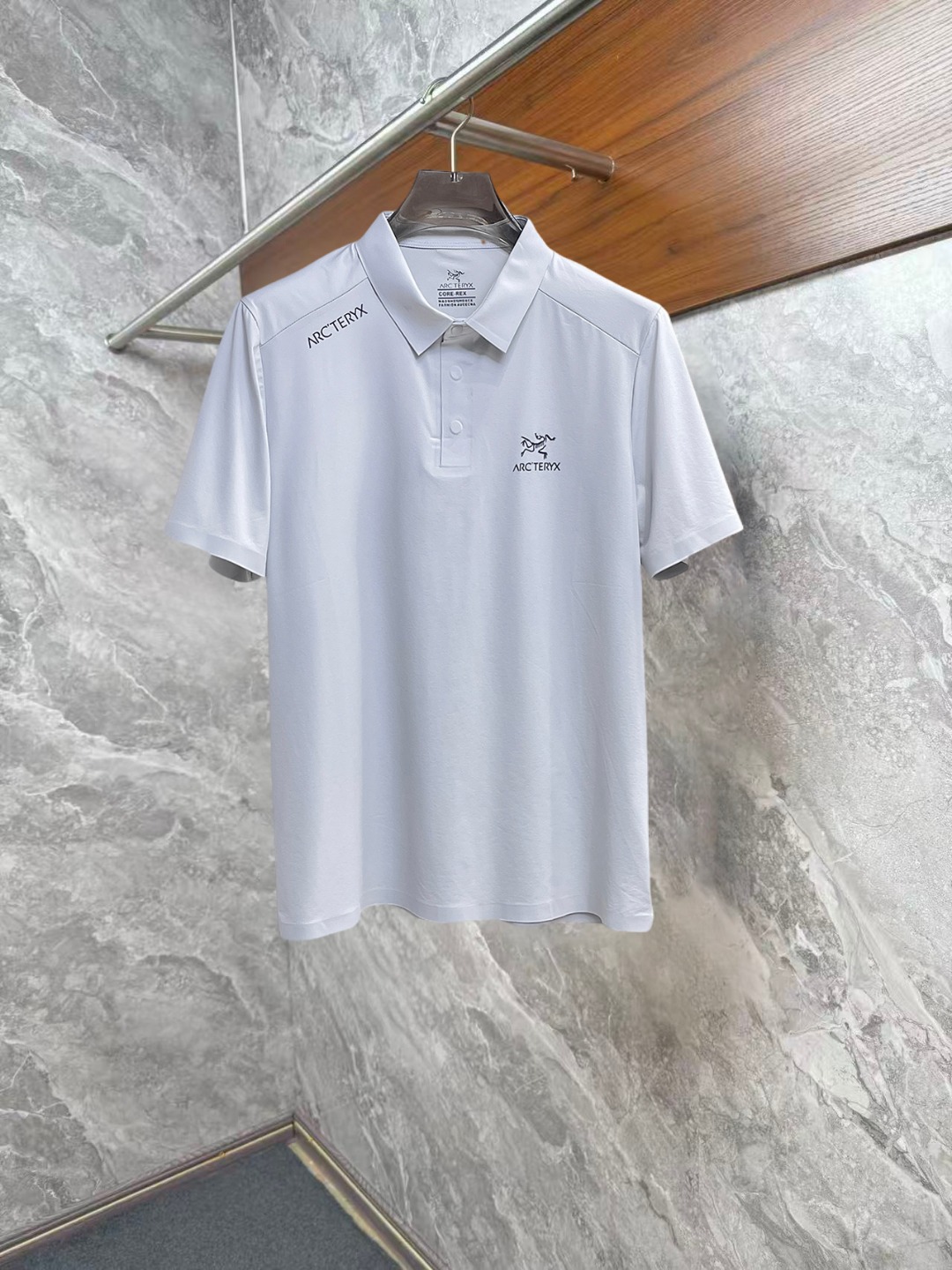 NO:952324,Arc'teryx 2026ss summer new letter logo men's lapel Polo shirt!  Classic business men's style, the ceiling-level business men's style of high-end men's clothing!  Simple and fashionable yet elegant, it looks great when worn alone, and the quality/details control can be taken away with your eyes closed. It is low-key, luxurious and connotative!  The custom-woven mesh pique cotton fabric is carefully made. The surface of the fabric is evenly arranged with a neat mesh texture. It has excellent breathability and heat dissipation and perspiration. The upper body comfort is completely better than ordinary single-sided jersey tissue!  The classic brand LOGO on the chest is made with top-notch craftsmanship. The LOGO is three-dimensional, clear and full, and has extraordinary texture. Whether it is worn as an inner layer or worn alone, it is a classic product!  The exquisite tailoring process, every detail is handled very standard and delicately, which cannot be compared with other low-low products on the market. It is recommended as a must-have basic and versatile Polo shirt for men!  Size M-3XL,arc'teryx,19860909始祖鸟 2026ss夏季新款字母logo男士翻领Polo衫！经典商务男款,高端男装的天花板级别的商务男款！简约时尚大气不失优雅,单穿内搭体面过人,品质控/细节控的闭眼带走,低调又奢华有内涵！ 客供定织网眼珠地棉布精心制成,面料表面排列均匀整齐的网眼纹理,透气性和散热排汗性极佳,上身舒适程度完全优于普通单面汗布组织！胸前经典的品牌LOGO标识,采用顶级工艺打造,LOGO立体清晰饱满,质感非凡的特质,无论是内搭还是单穿都是一款经典领域的产品！精妙绝伦的裁剪工艺,每一个细节处理的非常标准细腻,非市面一般LOW货可以媲美的,男士必入基础百搭款Polo衫推荐！ 尺码M-3XL,arc'teryx,,Men's clothing