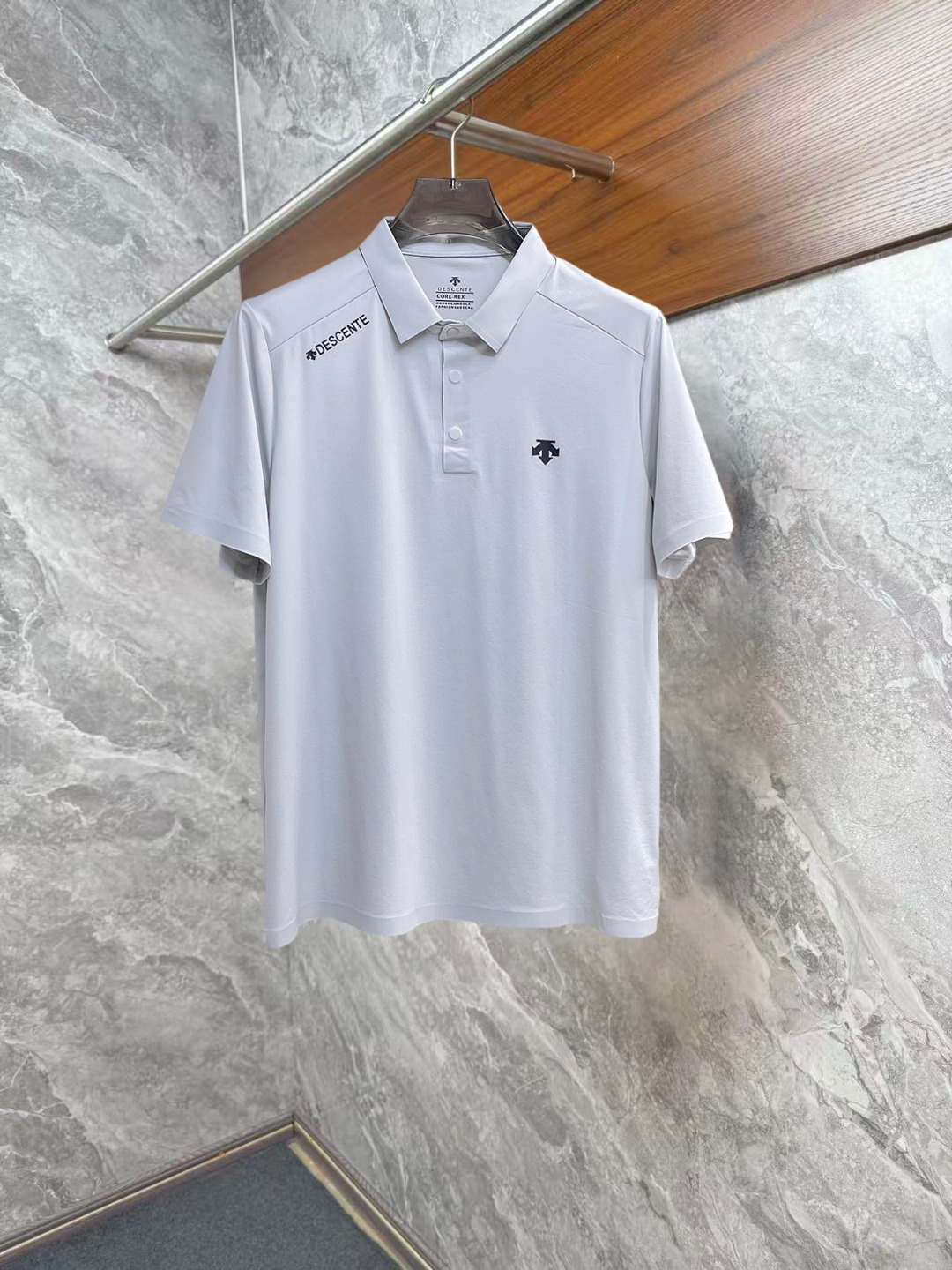 NO:952337,Descente 2026ss summer new letter logo men's lapel polo shirt!  Classic business men's style, the ceiling-level business men's style of high-end men's clothing!  Simple and fashionable yet elegant, it looks great when worn alone, and the quality/details control can be taken away with your eyes closed. It is low-key, luxurious and connotative!  The custom-woven mesh pique cotton fabric is carefully made. The surface of the fabric is evenly arranged with a neat mesh texture. It has excellent breathability and heat dissipation and perspiration. The upper body comfort is completely better than ordinary single-sided jersey tissue!  The classic brand LOGO on the chest is made with top-notch craftsmanship. The LOGO is three-dimensional, clear and full, and has extraordinary texture. Whether it is worn as an inner layer or worn alone, it is a classic product!  The exquisite tailoring process, every detail is handled very standard and delicately, which cannot be compared with other low-low products on the market. It is recommended as a must-have basic and versatile Polo shirt for men!  Size M-3XL,,19860909迪桑特 2026ss夏季新款字母logo男士翻领Polo衫！经典商务男款,高端男装的天花板级别的商务男款！简约时尚大气不失优雅,单穿内搭体面过人,品质控/细节控的闭眼带走,低调又奢华有内涵！ 客供定织网眼珠地棉布精心制成,面料表面排列均匀整齐的网眼纹理,透气性和散热排汗性极佳,上身舒适程度完全优于普通单面汗布组织！胸前经典的品牌LOGO标识,采用顶级工艺打造,LOGO立体清晰饱满,质感非凡的特质,无论是内搭还是单穿都是一款经典领域的产品！精妙绝伦的裁剪工艺,每一个细节处理的非常标准细腻,非市面一般LOW货可以媲美的,男士必入基础百搭款Polo衫推荐！ 尺码M-3XL,,,Men's clothing