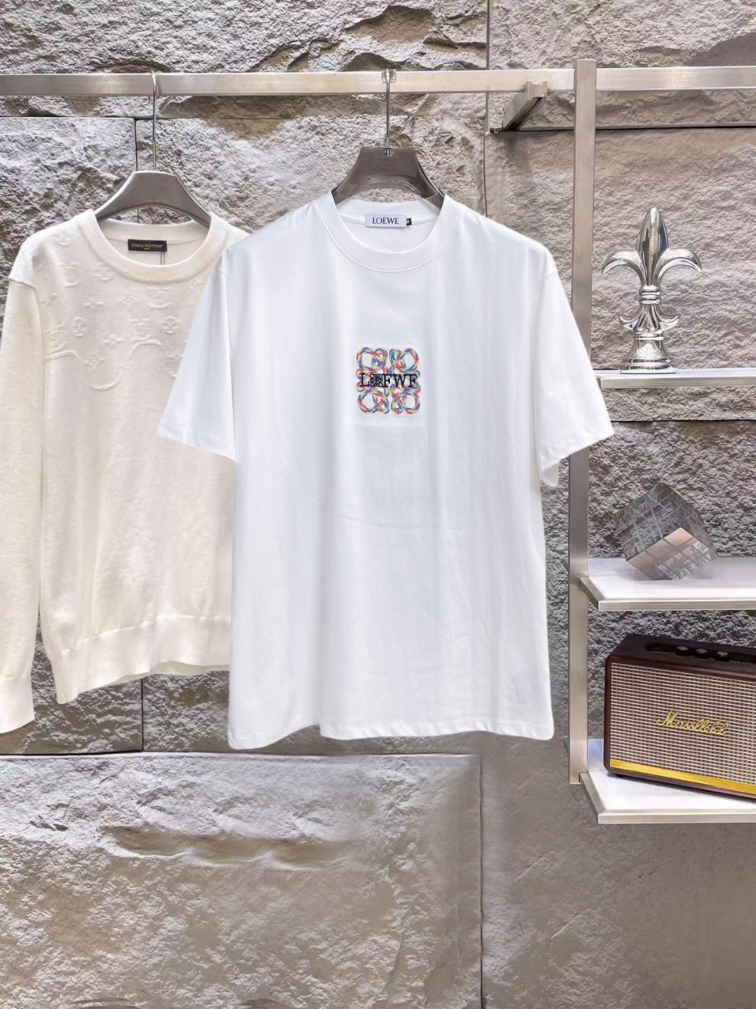 NO:847043,Luo Yiwei's top products 2026 spring and summer new debut counter, the latest short-sleeved round neck T-shirt, high-end customization, avant-garde and fashionable design!  The brand logo is designed with heavy craftsmanship. High-end customized 260g fabric. Soft to the touch. Comfortable to wear. Exquisite stitching at the counter level. Fine workmanship. The upper body effect is incomparably handsome!  A must-have item for a stylish man!  Size M-XXXL,,loewe,T-shirt,tees,t-shirt,19860909罗意威 顶级货品2026春夏新款首发专柜最新款短袖圆领T恤 高端订制 设计前卫时尚！品牌logo重工艺设计 高端定制260克面料.手感柔软.穿着舒适.专柜级别精致车线.做工精细.上身效果无敌帅气！型男必备单品！码数M-XXXL,,loewe,T-shirt,tees，t-shirt,,Men's clothing