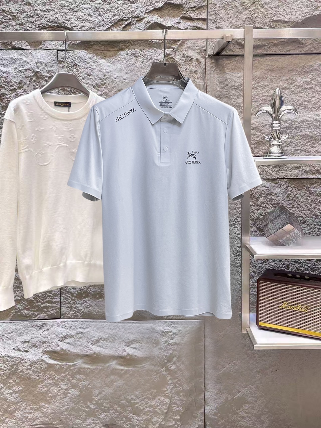NO:847049,Arc'teryx 2026ss summer new letter logo men's lapel Polo shirt!  Classic business men's style, the ceiling-level business men's style of high-end men's clothing!  Simple and fashionable yet elegant, it looks great when worn alone, and quality control/details control can be taken away with your eyes closed. It is low-key, luxurious and connotative!  The custom-woven mesh pique cotton fabric supplied by the customer is carefully made. The mesh texture is evenly arranged on the surface of the fabric. It has excellent breathability and heat dissipation and perspiration. The upper body comfort is completely better than ordinary single-sided jersey tissue!  The classic brand LOGO on the chest is made with top-notch craftsmanship. The LOGO is three-dimensional, clear and full, and has extraordinary texture. Whether it is worn as an inner layer or worn alone, it is a classic product!  The exquisite tailoring process, every detail is handled very standard and delicately, which cannot be compared with other low-end products on the market. It is a must-have basic and versatile Polo shirt for men!  Size M-3XL,arc'teryx,19860909始祖鸟 2026ss夏季新款字母logo男士翻领Polo衫！经典商务男款,高端男装的天花板级别的商务男款！简约时尚大气不失优雅,单穿内搭体面过人,品质控/细节控的闭眼带走,低调又奢华有内涵！ 客供定织网眼珠地棉布精心制成,面料表面排列均匀整齐的网眼纹理,透气性和散热排汗性极佳,上身舒适程度完全优于普通单面汗布组织！胸前经典的品牌LOGO标识,采用顶级工艺打造,LOGO立体清晰饱满,质感非凡的特质,无论是内搭还是单穿都是一款经典领域的产品！精妙绝伦的裁剪工艺,每一个细节处理的非常标准细腻,非市面一般LOW货可以媲美的,男士必入基础百搭款Polo衫推荐！ 尺码M-3XL,arc'teryx,,Men's clothing