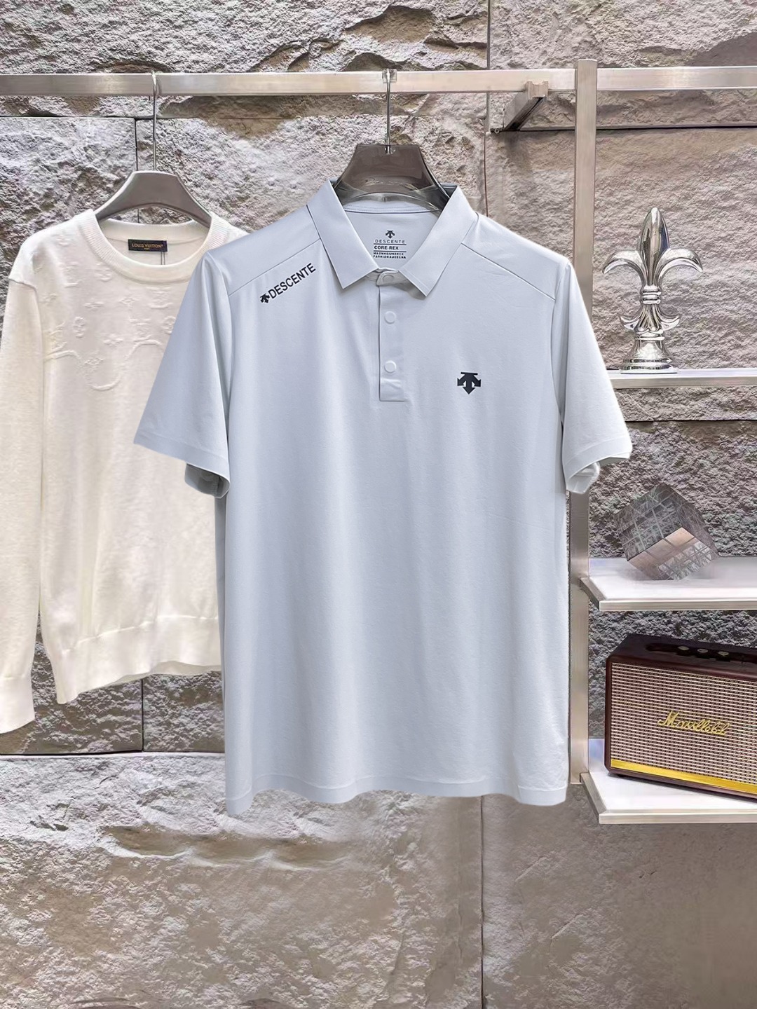 NO:847023,Descente 2026ss summer new letter logo men's lapel polo shirt!  Classic business men's style, the ceiling-level business men's style of high-end men's clothing!  Simple and fashionable yet elegant, it looks great when worn alone, and quality control/details control can be taken away with your eyes closed. It is low-key, luxurious and connotative!  The custom-woven mesh pique cotton fabric supplied by the customer is carefully made. The mesh texture is evenly arranged on the surface of the fabric. It has excellent breathability and heat dissipation and perspiration. The upper body comfort is completely better than ordinary single-sided jersey tissue!  The classic brand LOGO on the chest is made with top-notch craftsmanship. The LOGO is three-dimensional, clear and full, and has extraordinary texture. Whether it is worn as an inner layer or worn alone, it is a classic product!  The exquisite tailoring process, every detail is handled very standard and delicately, which cannot be compared with other low-end products on the market. It is a must-have basic and versatile Polo shirt for men!  Size M-3XL,,19860909迪桑特 2026ss夏季新款字母logo男士翻领Polo衫！经典商务男款,高端男装的天花板级别的商务男款！简约时尚大气不失优雅,单穿内搭体面过人,品质控/细节控的闭眼带走,低调又奢华有内涵！ 客供定织网眼珠地棉布精心制成,面料表面排列均匀整齐的网眼纹理,透气性和散热排汗性极佳,上身舒适程度完全优于普通单面汗布组织！胸前经典的品牌LOGO标识,采用顶级工艺打造,LOGO立体清晰饱满,质感非凡的特质,无论是内搭还是单穿都是一款经典领域的产品！精妙绝伦的裁剪工艺,每一个细节处理的非常标准细腻,非市面一般LOW货可以媲美的,男士必入基础百搭款Polo衫推荐！ 尺码M-3XL,,,Men's clothing