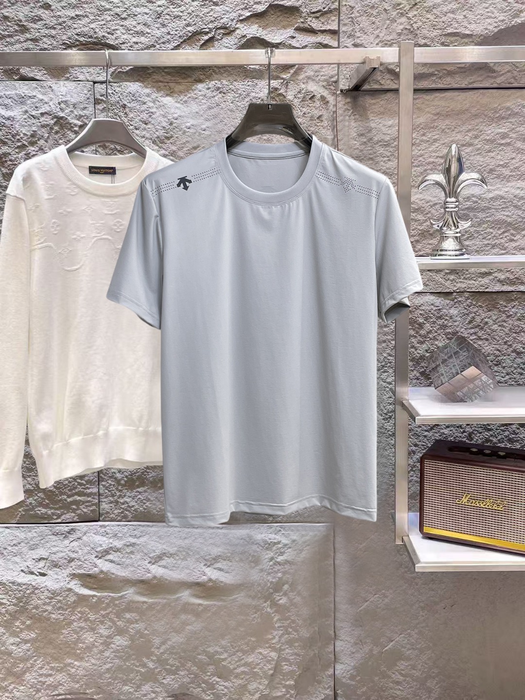 NO:847026,Descente's top products 2026 spring and summer new debut counter latest short-sleeved round neck T-shirt, high-end custom design, avant-garde and fashionable!  The brand logo is designed with heavy craftsmanship. High-end customized 260g fabric. Soft to the touch. Comfortable to wear. Exquisite stitching at the counter level. Fine workmanship. The upper body effect is incomparably handsome!  A must-have item for a stylish man!  Size M-XXXL,,T-shirt,tees,t-shirt,19860909迪桑特 顶级货品2026春夏新款首发专柜最新款短袖圆领T恤 高端订制 设计前卫时尚！品牌logo重工艺设计 高端定制260克面料.手感柔软.穿着舒适.专柜级别精致车线.做工精细.上身效果无敌帅气！型男必备单品！码数M-XXXL,,T-shirt,tees，t-shirt,,Men's clothing