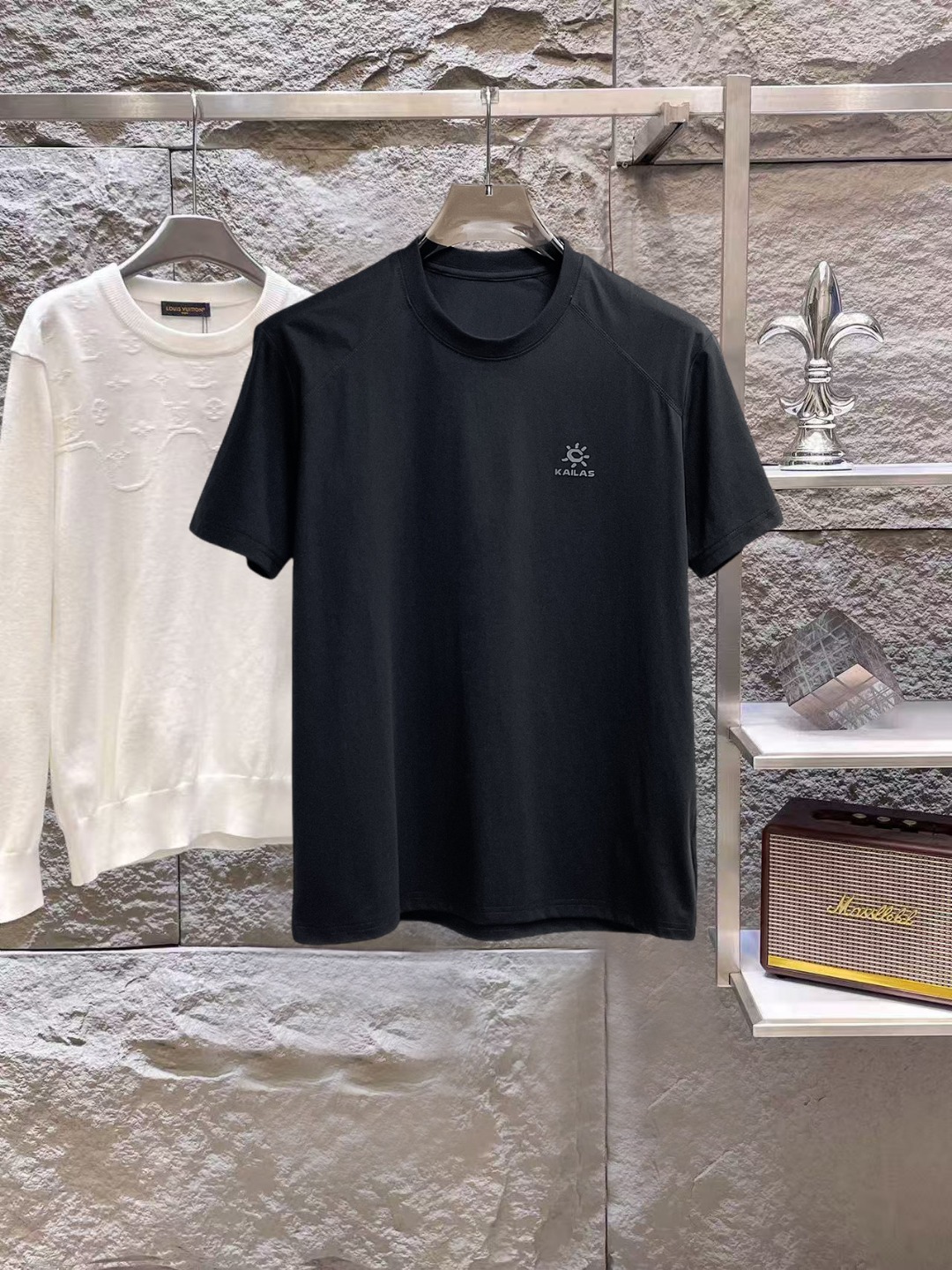 NO:847029,Kailer Stone's top products 2026 spring and summer new debut counter, the latest short-sleeved round neck T-shirt, high-end customization, avant-garde and fashionable design!  The brand logo is designed with heavy craftsmanship. High-end customized 260g fabric. Soft to the touch. Comfortable to wear. Exquisite stitching at the counter level. Fine workmanship. The upper body effect is incomparably handsome!  A must-have item for a stylish man!  Size M-XXXL,,T-shirt,tees,t-shirt,19860909凯乐石 顶级货品2026春夏新款首发专柜最新款短袖圆领T恤 高端订制 设计前卫时尚！品牌logo重工艺设计 高端定制260克面料.手感柔软.穿着舒适.专柜级别精致车线.做工精细.上身效果无敌帅气！型男必备单品！码数M-XXXL,,T-shirt,tees，t-shirt,,Men's clothing