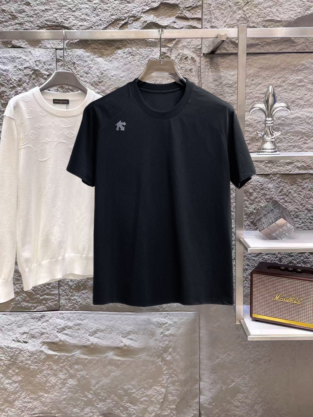 NO:847032,Descente's top products 2026 spring and summer new debut counter latest short-sleeved round neck T-shirt, high-end custom design, avant-garde and fashionable!  The brand logo is designed with heavy craftsmanship. High-end customized 260g fabric. Soft to the touch. Comfortable to wear. Exquisite stitching at the counter level. Fine workmanship. The upper body effect is incomparably handsome!  A must-have item for a stylish man!  Size M-XXXL,,T-shirt,tees,t-shirt,19860909迪桑特 顶级货品2026春夏新款首发专柜最新款短袖圆领T恤 高端订制 设计前卫时尚！品牌logo重工艺设计 高端定制260克面料.手感柔软.穿着舒适.专柜级别精致车线.做工精细.上身效果无敌帅气！型男必备单品！码数M-XXXL,,T-shirt,tees，t-shirt,,Men's clothing