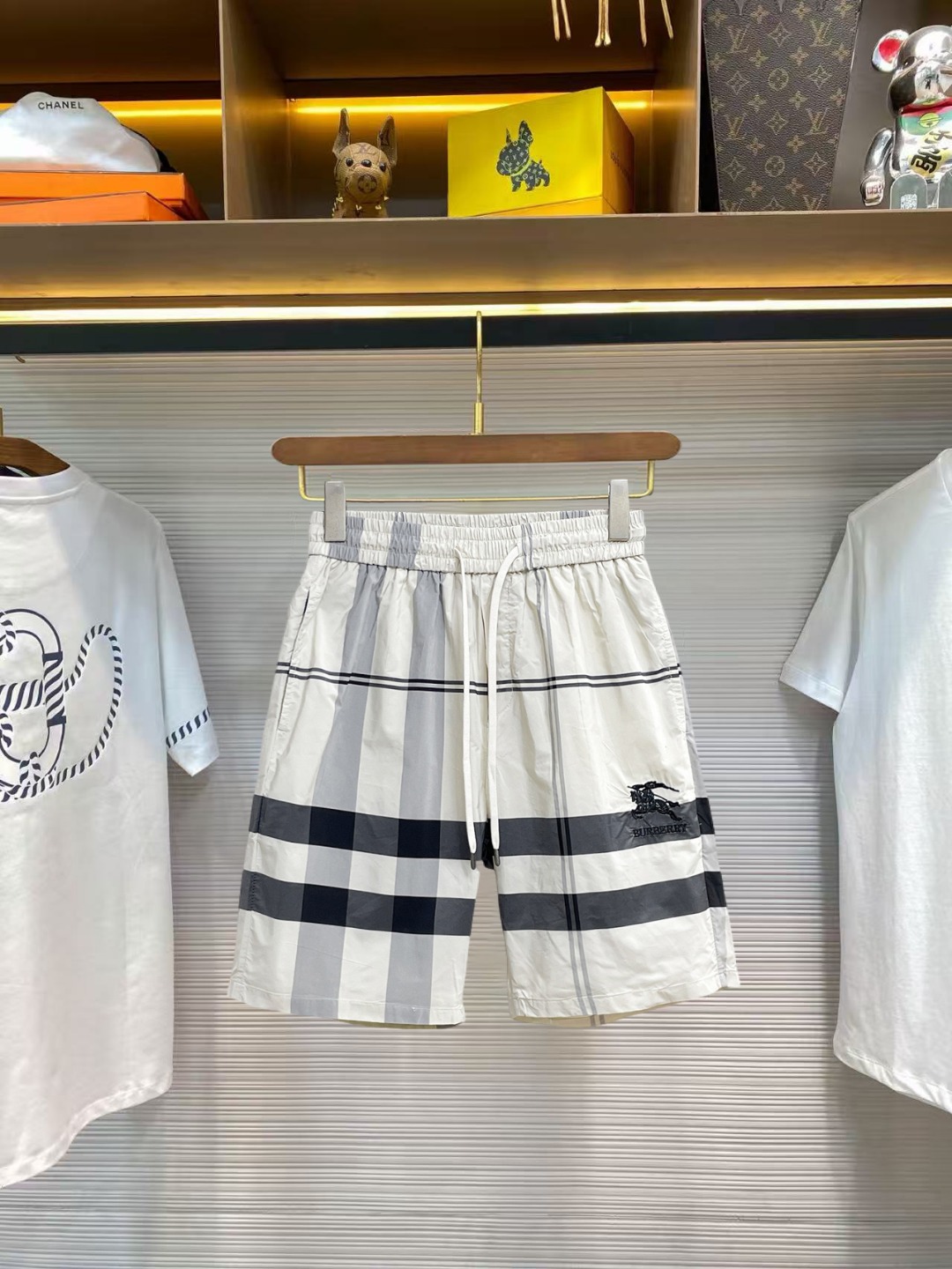 NO:860863,Burberry 2026ss summer new original counter casual shorts, luxury classic brand original LOGO accessories, counter best-selling model. Very comfortable to wear, low-key yet luxurious, very classy to wear. Needless to say the trousers style and tailoring. The upper body is exquisite and high-end, first-class and top-quality materials. Really palace-level casual pants. The cotton of Turkey is of outstanding quality. After heavy washing, the pants are very soft!  Don't be picky. The upper body is absolutely stylish and extremely luxurious. Please quote your height and weight when ordering sizes M-3XL.,,burberry,shorts,19860909巴宝莉 2026ss夏季新款原单专柜休闲短裤,奢华经典品牌原版LOGO配饰 专柜热销款 身穿着非常舒适 低调不失奢华 穿出去非常有档次 裤型款式和裁剪亦无需多言 上身精致跃然高档一等一顶级质料 真正殿堂级的休闲裤 选用土耳其的棉花品质卓然,经过重水洗使得裤子很柔软！不挑人 上身绝对的有型 极度奢华. 尺码M-3XL下单报身高体重.,,burberry,shorts,,Men's clothing
