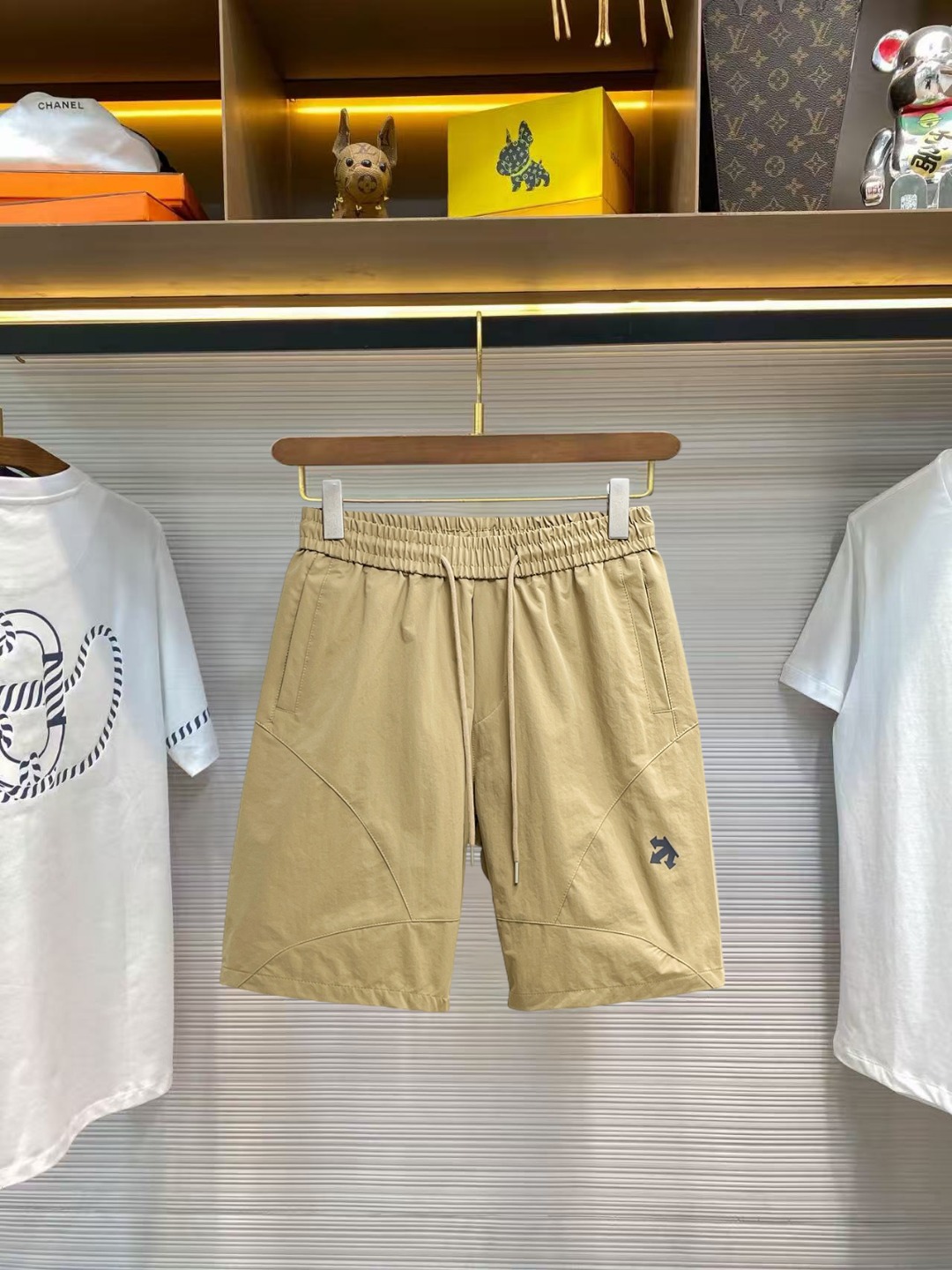NO:860845,Descente 2026ss summer new original counter casual shorts, luxury classic brand original LOGO accessories, counter best-selling model. Very comfortable to wear, low-key yet luxurious, very classy to wear. Needless to say, the trousers style and tailoring. The upper body is exquisite and high-end, first-class and top-quality materials. Really palace-level casual pants. The cotton of Türkiye is of outstanding quality. After heavy washing, the pants are very soft!  Don't be picky. The upper body is absolutely stylish and extremely luxurious. Please state your height and weight when placing an order for sizes M-3XL.,,shorts,19860909迪桑特 2026ss夏季新款原单专柜休闲短裤,奢华经典品牌原版LOGO配饰 专柜热销款 身穿着非常舒适 低调不失奢华 穿出去非常有档次 裤型款式和裁剪亦无需多言 上身精致跃然高档一等一顶级质料 真正殿堂级的休闲裤 选用土耳其的棉花品质卓然,经过重水洗使得裤子很柔软！不挑人 上身绝对的有型 极度奢华. 尺码M-3XL下单报身高体重.,,shorts,,Men's clothing