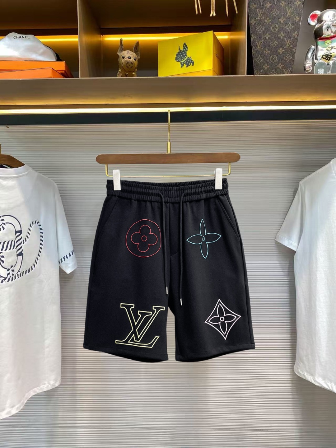 NO:860786,lv 2026ss summer new original counter casual shorts, luxury classic brand original LOGO accessories, counter best-selling model, very comfortable to wear, low-key yet luxurious, very classy to wear. Needless to say the trousers style and tailoring, the upper body is exquisite and high-end, first-class and top-quality materials. Really palace-level casual pants. The cotton of Turkey is selected for its outstanding quality. After heavy washing, the pants are very soft!  Don't be picky. The upper body is absolutely stylish and extremely luxurious. Please quote your height and weight when ordering sizes M-3XL.,,louis vuitton,shorts,19860909lv 2026ss夏季新款原单专柜休闲短裤,奢华经典品牌原版LOGO配饰 专柜热销款 身穿着非常舒适 低调不失奢华 穿出去非常有档次 裤型款式和裁剪亦无需多言 上身精致跃然高档一等一顶级质料 真正殿堂级的休闲裤 选用土耳其的棉花品质卓然,经过重水洗使得裤子很柔软！不挑人 上身绝对的有型 极度奢华. 尺码M-3XL下单报身高体重.,,louis vuitton,shorts,,Men's clothing