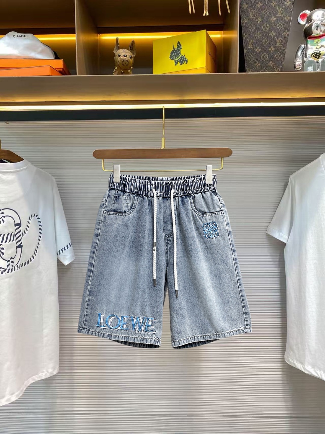 NO:860797,Loewe 2026ss summer new original counter casual shorts, luxury classic brand original LOGO accessories, counter best-selling model, very comfortable to wear, low-key yet luxurious, very classy to wear. Needless to say, the trousers style and tailoring. The upper body is exquisite and high-end, first-class and top-quality materials. Really palace-level casual trousers. The cotton of Turkey is of outstanding quality. After heavy washing, the pants are very soft!  Don't be picky, the upper body is absolutely stylish and extremely luxurious. Please quote your height and weight when ordering sizes M-3XL.,,loewe,shorts,19860909罗意威 2026ss夏季新款原单专柜休闲短裤,奢华经典品牌原版LOGO配饰 专柜热销款 身穿着非常舒适 低调不失奢华 穿出去非常有档次 裤型款式和裁剪亦无需多言 上身精致跃然高档一等一顶级质料 真正殿堂级的休闲裤 选用土耳其的棉花品质卓然,经过重水洗使得裤子很柔软！不挑人 上身绝对的有型 极度奢华. 尺码M-3XL下单报身高体重.,,loewe,shorts,,Men's clothing