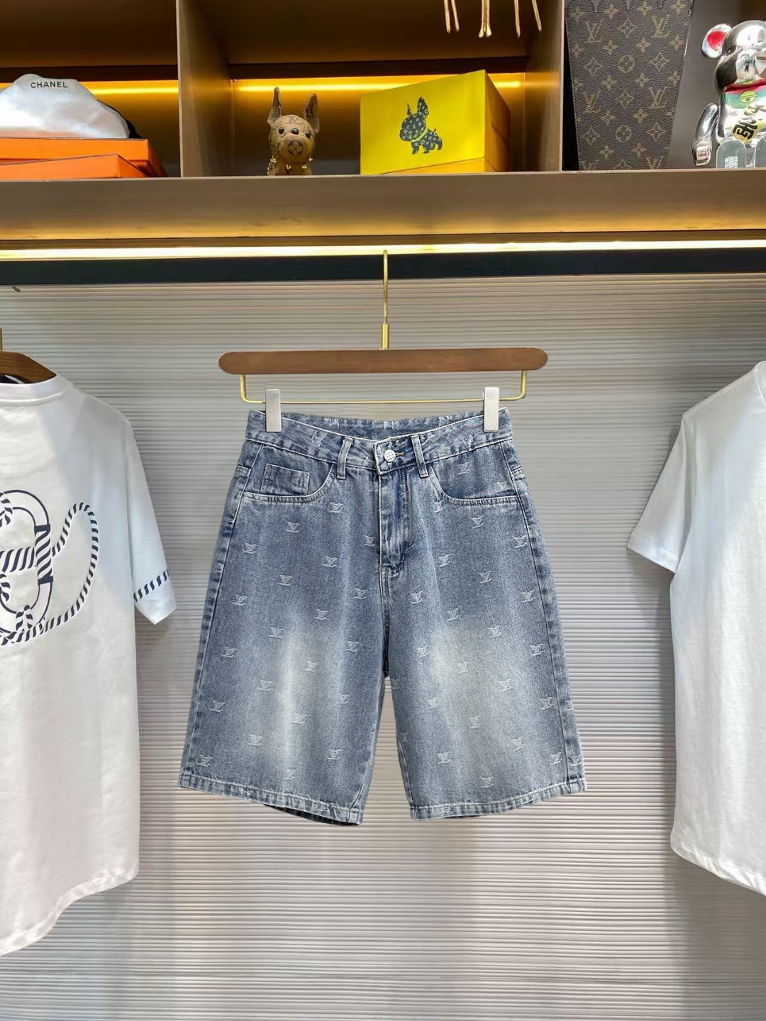 NO:860808,lv 2026ss summer new original counter casual shorts, luxury classic brand original LOGO accessories, counter best-selling model, very comfortable to wear, low-key yet luxurious, very classy to wear. Needless to say the trousers style and tailoring, the upper body is exquisite and high-end, first-class and top-quality materials. Really palace-level casual pants. The cotton of Turkey is selected for its outstanding quality. After heavy washing, the pants are very soft!  Don't be picky. The upper body is absolutely stylish and extremely luxurious. Please quote your height and weight when ordering sizes M-3XL.,,louis vuitton,shorts,19860909lv 2026ss夏季新款原单专柜休闲短裤,奢华经典品牌原版LOGO配饰 专柜热销款 身穿着非常舒适 低调不失奢华 穿出去非常有档次 裤型款式和裁剪亦无需多言 上身精致跃然高档一等一顶级质料 真正殿堂级的休闲裤 选用土耳其的棉花品质卓然,经过重水洗使得裤子很柔软！不挑人 上身绝对的有型 极度奢华. 尺码M-3XL下单报身高体重.,,louis vuitton,shorts,,Men's clothing