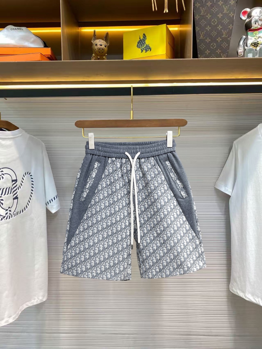 NO:860818,Dior 2026ss summer new original counter casual shorts, luxury classic brand original LOGO accessories, counter best-selling model. Very comfortable to wear, low-key yet luxurious, very classy to wear. Needless to say the trousers style and tailoring. The upper body is exquisite and high-end, first-class and top-quality materials. Really palace-level casual pants. The cotton of Turkey is of outstanding quality. After heavy washing, the pants are very soft!  Don't be picky. The upper body is absolutely stylish and extremely luxurious. Please state your height and weight when placing an order for sizes M-3XL.,,dior,shorts,19860909迪奥 2026ss夏季新款原单专柜休闲短裤,奢华经典品牌原版LOGO配饰 专柜热销款 身穿着非常舒适 低调不失奢华 穿出去非常有档次 裤型款式和裁剪亦无需多言 上身精致跃然高档一等一顶级质料 真正殿堂级的休闲裤 选用土耳其的棉花品质卓然,经过重水洗使得裤子很柔软！不挑人 上身绝对的有型 极度奢华. 尺码M-3XL下单报身高体重.,,dior,shorts,,Men's clothing