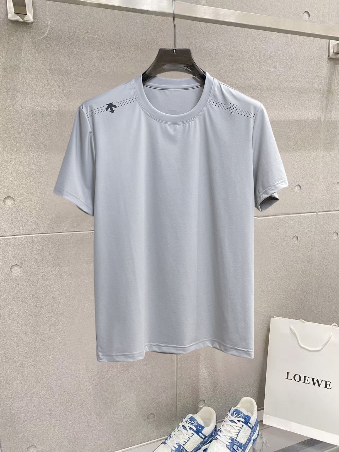 NO:912670,Descente's top products 2026 spring and summer new debut counter latest short-sleeved round neck T-shirt, high-end custom design, avant-garde and fashionable!  The brand logo is designed with heavy craftsmanship. High-end customized 260g fabric. Soft to the touch. Comfortable to wear. Exquisite stitching at the counter level. Fine workmanship. The upper body effect is incomparably handsome!  A must-have item for a stylish man!  Size M-XXXL,,T-shirt,tees,t-shirt,19860909迪桑特 顶级货品2026春夏新款首发专柜最新款短袖圆领T恤 高端订制 设计前卫时尚！品牌logo重工艺设计 高端定制260克面料.手感柔软.穿着舒适.专柜级别精致车线.做工精细.上身效果无敌帅气！型男必备单品！码数M-XXXL,,T-shirt,tees，t-shirt,,Men's clothing