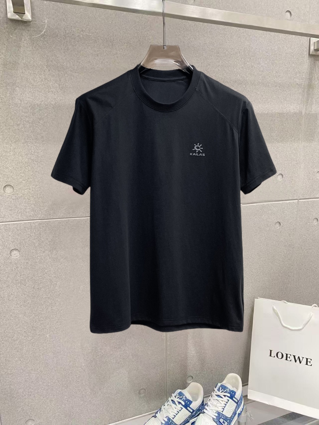 NO:912673,Kailer Stone's top products 2026 spring and summer new debut counter, the latest short-sleeved round neck T-shirt, high-end customization, avant-garde and fashionable design!  The brand logo is designed with heavy craftsmanship. High-end customized 260g fabric. Soft to the touch. Comfortable to wear. Exquisite stitching at the counter level. Fine workmanship. The upper body effect is incomparably handsome!  A must-have item for a stylish man!  Size M-XXXL,,T-shirt,tees,t-shirt,19860909凯乐石 顶级货品2026春夏新款首发专柜最新款短袖圆领T恤 高端订制 设计前卫时尚！品牌logo重工艺设计 高端定制260克面料.手感柔软.穿着舒适.专柜级别精致车线.做工精细.上身效果无敌帅气！型男必备单品！码数M-XXXL,,T-shirt,tees，t-shirt,,Men's clothing