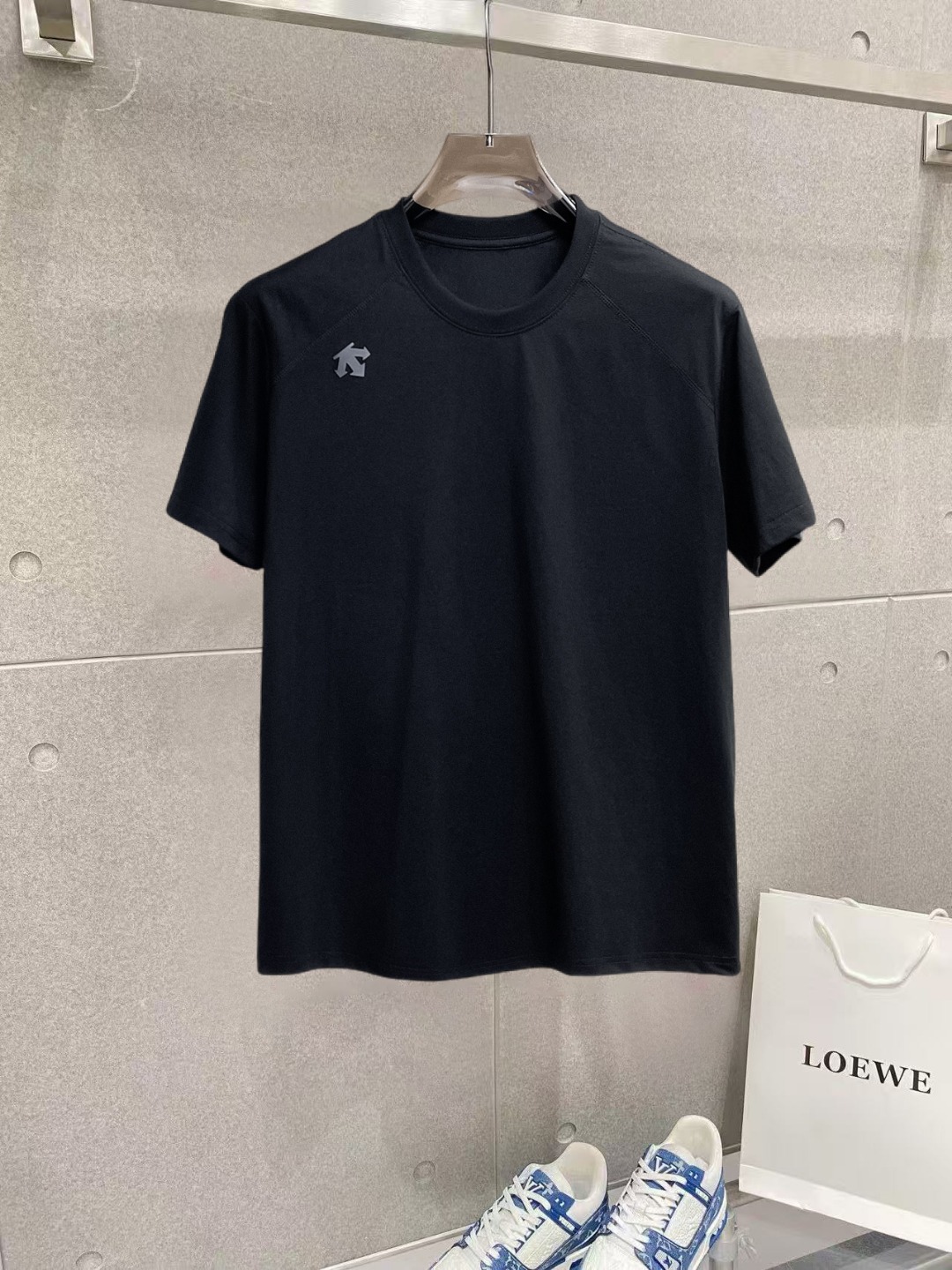 NO:912676,Descente's top products 2026 spring and summer new debut counter latest short-sleeved round neck T-shirt, high-end custom design, avant-garde and fashionable!  The brand logo is designed with heavy craftsmanship. High-end customized 260g fabric. Soft to the touch. Comfortable to wear. Exquisite stitching at the counter level. Fine workmanship. The upper body effect is incomparably handsome!  A must-have item for a stylish man!  Size M-XXXL,,T-shirt,tees,t-shirt,19860909迪桑特 顶级货品2026春夏新款首发专柜最新款短袖圆领T恤 高端订制 设计前卫时尚！品牌logo重工艺设计 高端定制260克面料.手感柔软.穿着舒适.专柜级别精致车线.做工精细.上身效果无敌帅气！型男必备单品！码数M-XXXL,,T-shirt,tees，t-shirt,,Men's clothing
