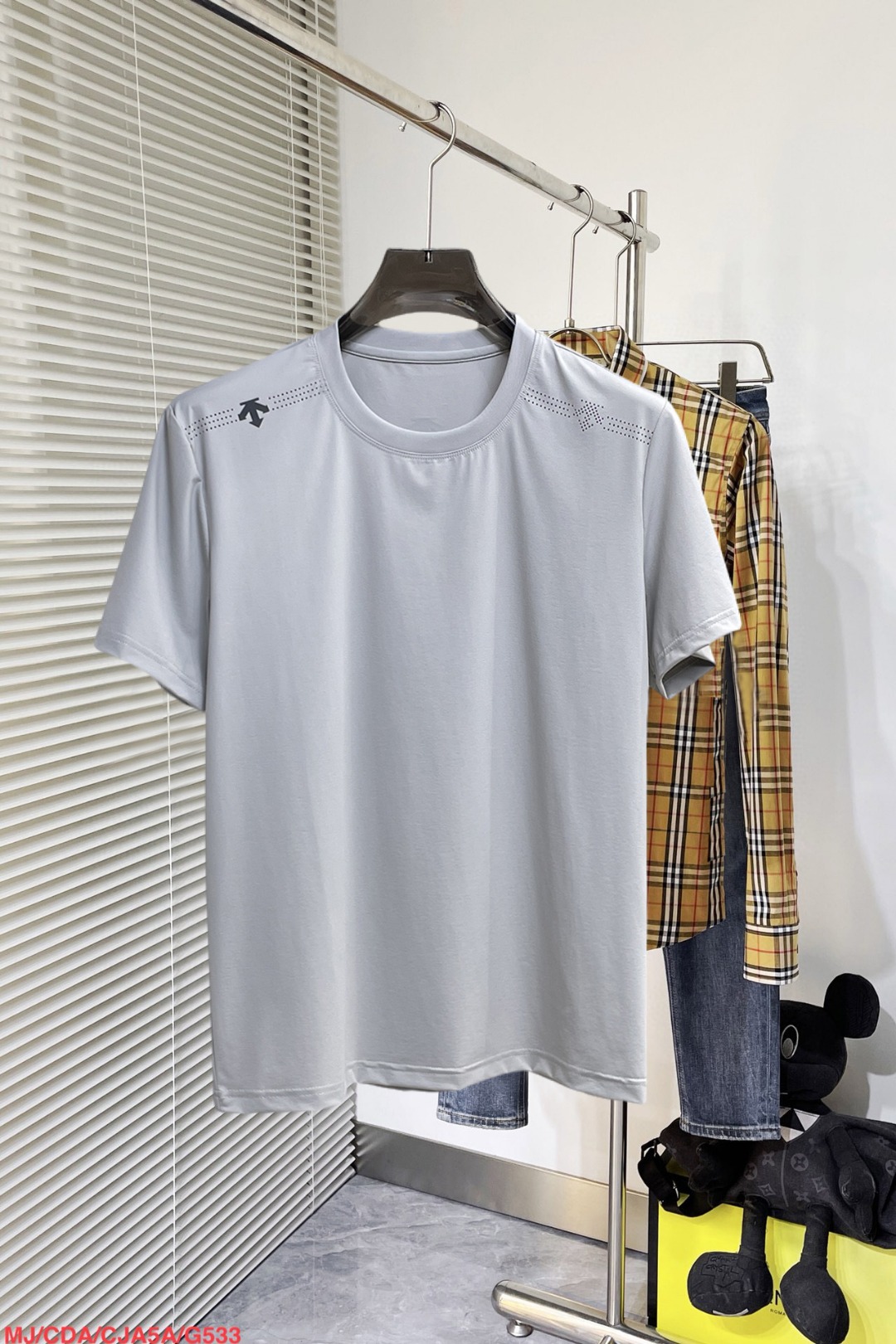 NO:860846,Descente's top products 2026 spring and summer new debut counter latest short-sleeved round neck T-shirt, high-end custom design, avant-garde and fashionable!  The brand logo is designed with heavy craftsmanship. High-end customized 260g fabric. Soft to the touch. Comfortable to wear. Exquisite stitching at the counter level. Fine workmanship. The upper body effect is incomparably handsome!  A must-have item for a stylish man!  Size M-XXXL,,T-shirt,tees,t-shirt,19860909迪桑特 顶级货品2026春夏新款首发专柜最新款短袖圆领T恤 高端订制 设计前卫时尚！品牌logo重工艺设计 高端定制260克面料.手感柔软.穿着舒适.专柜级别精致车线.做工精细.上身效果无敌帅气！型男必备单品！码数M-XXXL,,T-shirt,tees，t-shirt,,Men's clothing