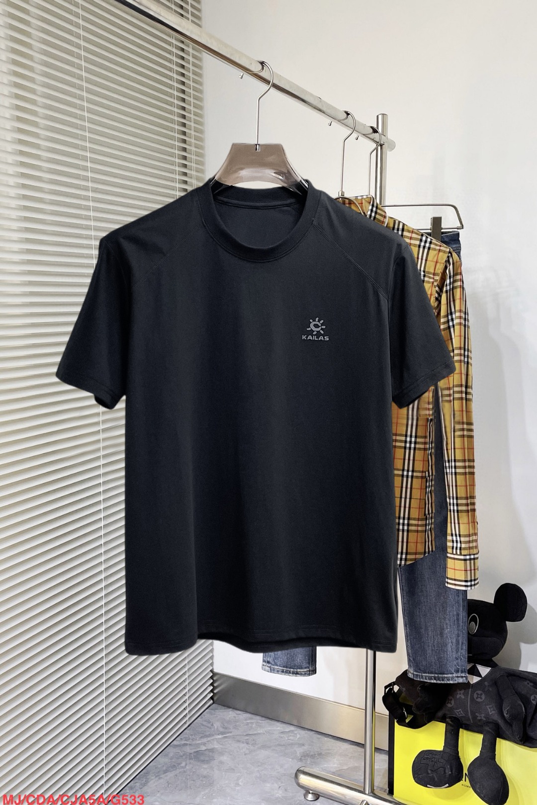 NO:860754,Kailer Stone's top products 2026 spring and summer new debut counter, the latest short-sleeved round neck T-shirt, high-end customization, avant-garde and fashionable design!  The brand logo is designed with heavy craftsmanship. High-end customized 260g fabric. Soft to the touch. Comfortable to wear. Exquisite stitching at the counter level. Fine workmanship. The upper body effect is incomparably handsome!  A must-have item for a stylish man!  Size M-XXXL,,T-shirt,tees,t-shirt,19860909凯乐石 顶级货品2026春夏新款首发专柜最新款短袖圆领T恤 高端订制 设计前卫时尚！品牌logo重工艺设计 高端定制260克面料.手感柔软.穿着舒适.专柜级别精致车线.做工精细.上身效果无敌帅气！型男必备单品！码数M-XXXL,,T-shirt,tees，t-shirt,,Men's clothing