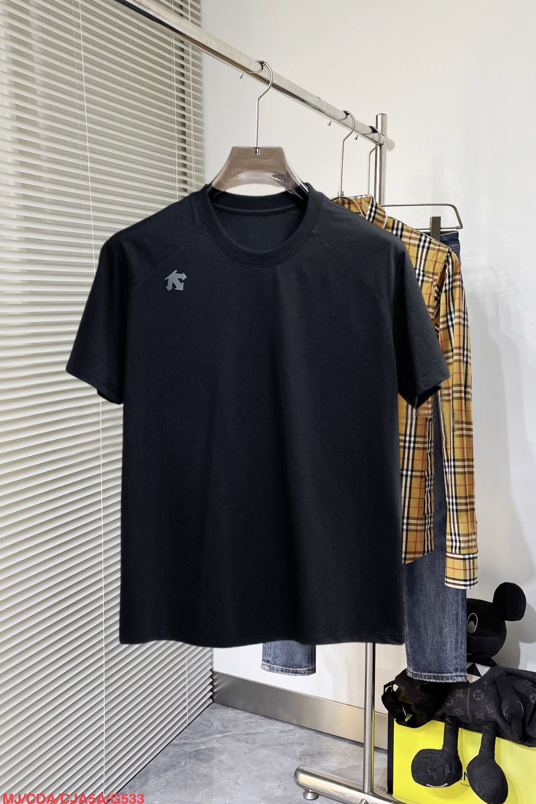 NO:860764,Descente's top products 2026 spring and summer new debut counter latest short-sleeved round neck T-shirt, high-end custom design, avant-garde and fashionable!  The brand logo is designed with heavy craftsmanship. High-end customized 260g fabric. Soft to the touch. Comfortable to wear. Exquisite stitching at the counter level. Fine workmanship. The upper body effect is incomparably handsome!  A must-have item for a stylish man!  Size M-XXXL,,T-shirt,tees,t-shirt,19860909迪桑特 顶级货品2026春夏新款首发专柜最新款短袖圆领T恤 高端订制 设计前卫时尚！品牌logo重工艺设计 高端定制260克面料.手感柔软.穿着舒适.专柜级别精致车线.做工精细.上身效果无敌帅气！型男必备单品！码数M-XXXL,,T-shirt,tees，t-shirt,,Men's clothing