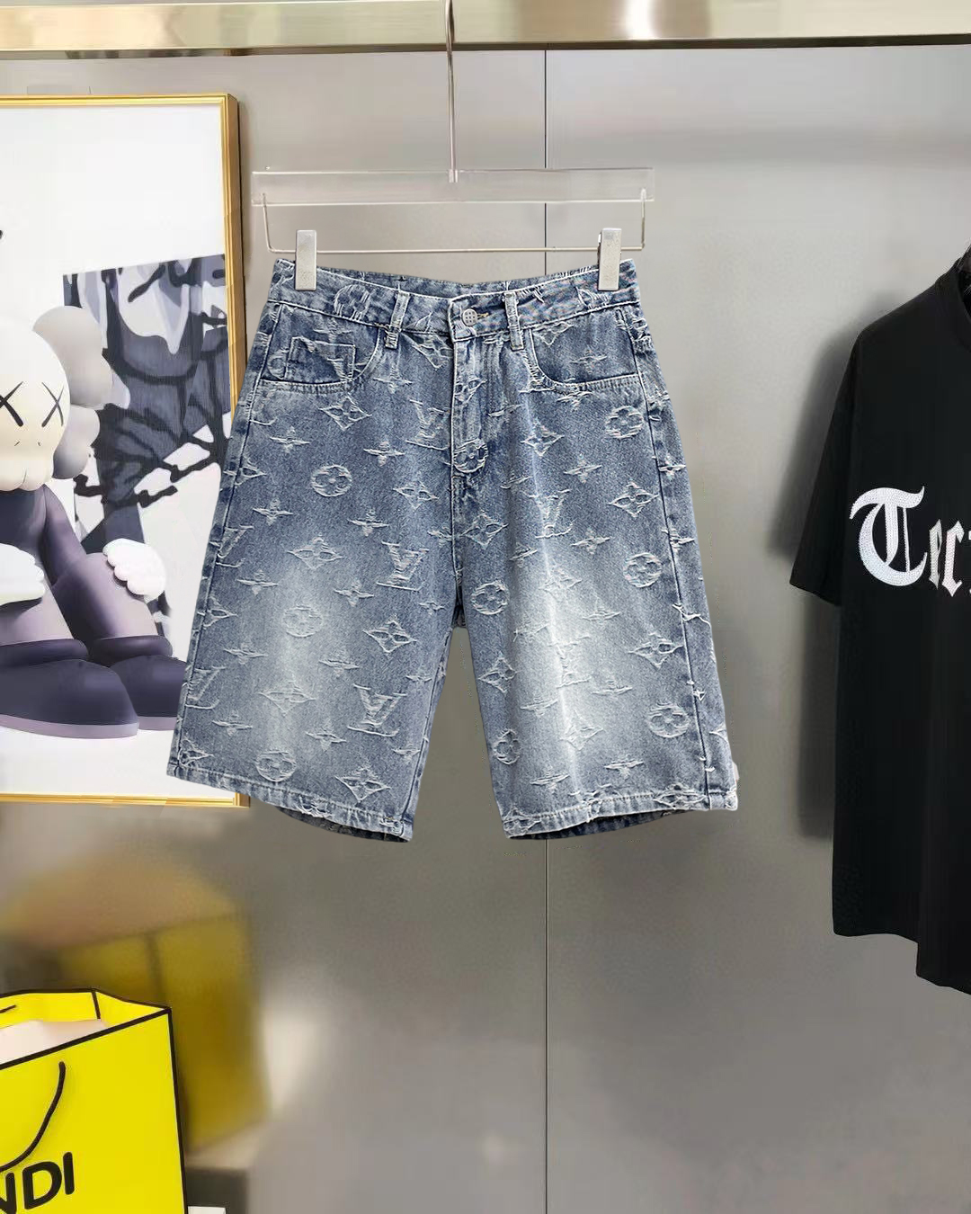 NO:849124,LV top-quality denim shorts 2026 spring and summer new arrival, original denim shorts, original heavy workmanship, brand classic LOGO design, complete with three standards!  Original hardware accessories. Customized denim fabrics at the counter, completely matched to the counter. You are welcome to try it on at the counter before buying. Don’t be afraid of comparing good products. Size M-3XL, Louis Vuitton, shorts,19860909LV 顶级货品牛仔短裤2026春夏新品,原单牛仔短裤 原版重工打造,品牌经典LOGO设计,三标齐全！原版五金辅料.专柜定制牛仔面料,完全对版专柜,欢迎专柜试穿后再购买,好货不怕比.码数M-3XL,,louis vuitton,shorts,,Men's clothing