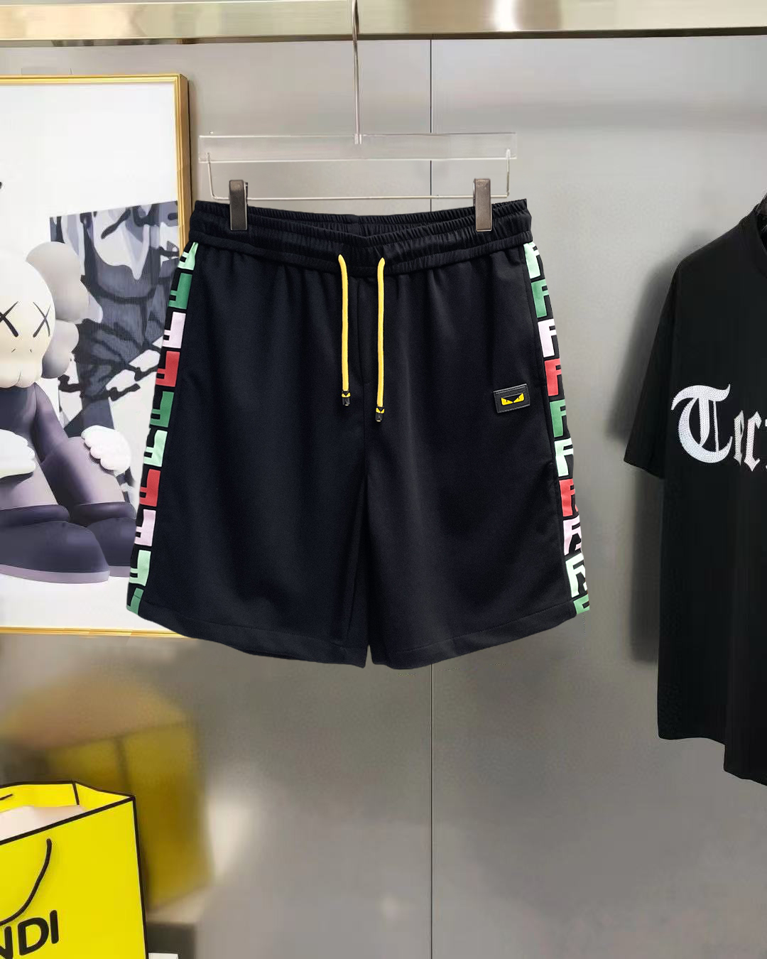NO:849127,Fendi 2026 summer new original counter casual shorts, luxury classic brand original LOGO accessories, counter best-selling style, very comfortable to wear, low-key yet luxurious, very classy to wear. Needless to say the trousers style and tailoring, the upper body is exquisite and high-end, first-class and top-quality materials. Really palace-level casual pants. The cotton of Turkey is selected for its outstanding quality. After heavy washing, the pants are very soft!  Don't be picky, the upper body is absolutely stylish and extremely luxurious. Please quote your height and weight when ordering sizes M-3XL.,,fendi,shorts,19860909芬迪 2026夏季新款原单专柜休闲短裤,奢华经典品牌原版LOGO配饰 专柜热销款 身穿着非常舒适 低调不失奢华 穿出去非常有档次 裤型款式和裁剪亦无需多言 上身精致跃然高档一等一顶级质料 真正殿堂级的休闲裤 选用土耳其的棉花品质卓然,经过重水洗使得裤子很柔软！不挑人 上身绝对的有型 极度奢华. 尺码M-3XL下单报身高体重.,,fendi,shorts,,Men's clothing