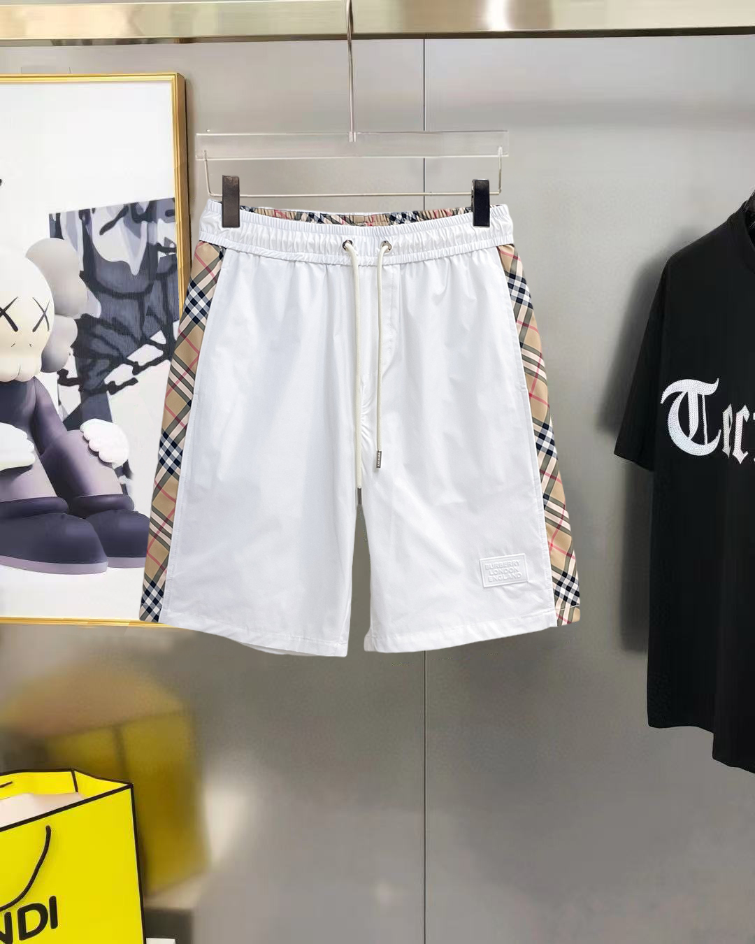NO:849130,Burberry 2026 summer new original counter casual shorts, luxury classic brand original LOGO accessories, counter best-selling model. Very comfortable to wear, low-key yet luxurious, very classy to wear. Needless to say the trousers style and tailoring. The upper body is exquisite and high-end, first-class and top-quality materials. Really palace-level casual pants. The cotton of Turkey is selected for its outstanding quality. After heavy washing, the pants are very soft!  Don't be picky. The upper body is absolutely stylish and extremely luxurious. Please quote your height and weight when ordering sizes M-3XL.,,burberry,shorts,19860909巴宝莉 2026夏季新款原单专柜休闲短裤,奢华经典品牌原版LOGO配饰 专柜热销款 身穿着非常舒适 低调不失奢华 穿出去非常有档次 裤型款式和裁剪亦无需多言 上身精致跃然高档一等一顶级质料 真正殿堂级的休闲裤 选用土耳其的棉花品质卓然,经过重水洗使得裤子很柔软！不挑人 上身绝对的有型 极度奢华. 尺码M-3XL下单报身高体重.,,burberry,shorts,,Men's clothing