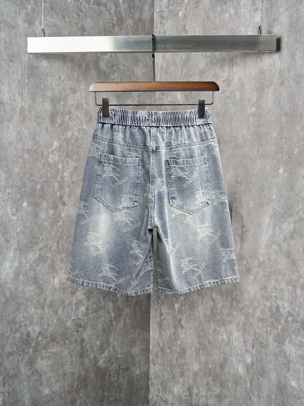 NO:855672,Burberry 2026ss summer new original counter casual shorts, luxury classic brand original LOGO accessories, counter best-selling model. Very comfortable to wear, low-key yet luxurious, very classy to wear. Needless to say the trousers style and tailoring. The upper body is exquisite and high-end, first-class and top-quality materials. Really palace-level casual pants. The cotton of Turkey is of outstanding quality. After heavy washing, the pants are very soft!  Don't be picky. The upper body is absolutely stylish and extremely luxurious. Please quote your height and weight when ordering sizes M-3XL.,,burberry,shorts,19860909巴宝莉 2026ss夏季新款原单专柜休闲短裤,奢华经典品牌原版LOGO配饰 专柜热销款 身穿着非常舒适 低调不失奢华 穿出去非常有档次 裤型款式和裁剪亦无需多言 上身精致跃然高档一等一顶级质料 真正殿堂级的休闲裤 选用土耳其的棉花品质卓然,经过重水洗使得裤子很柔软！不挑人 上身绝对的有型 极度奢华. 尺码M-3XL下单报身高体重.,,burberry,shorts,,Men's clothing