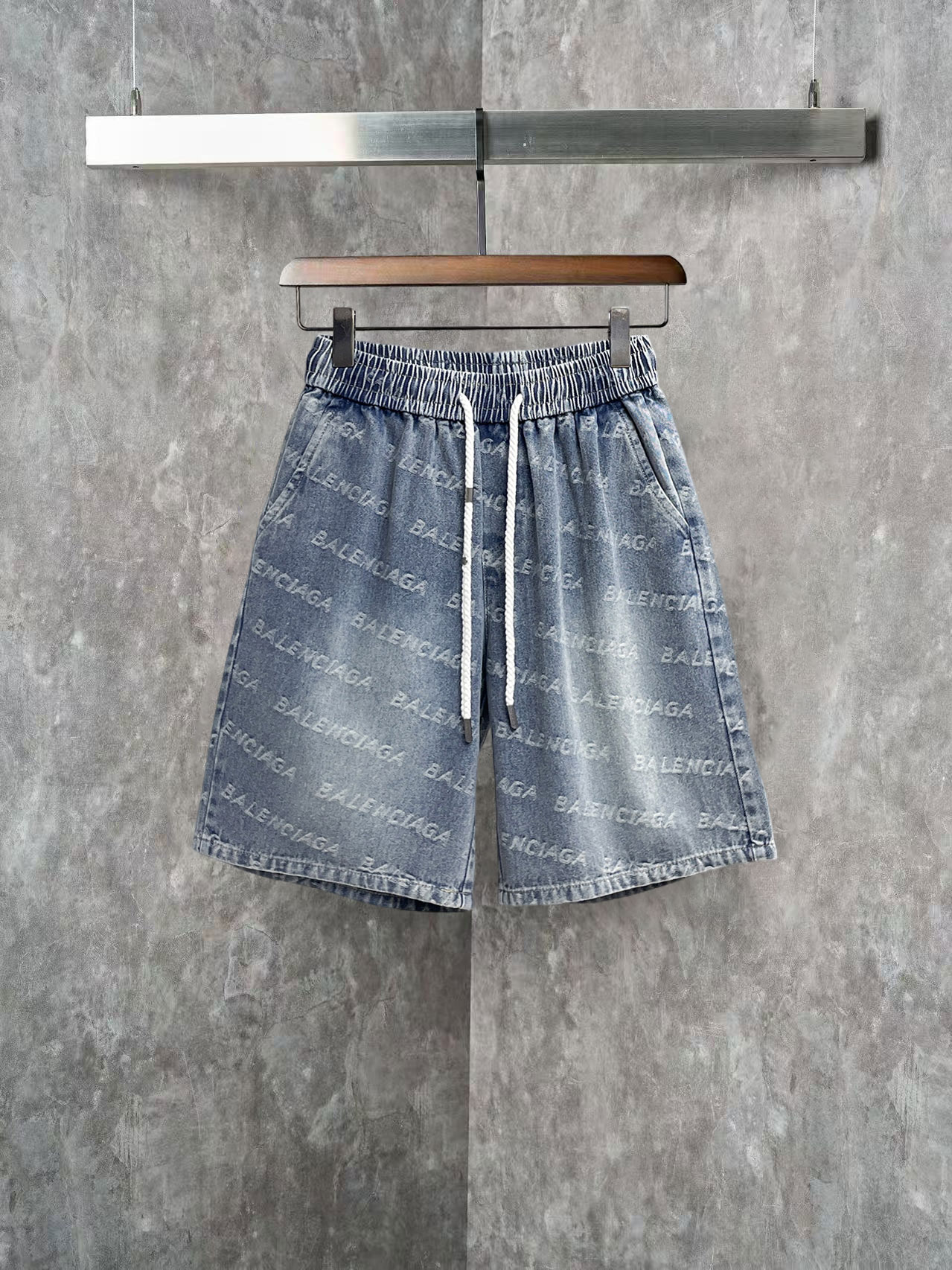 NO:855678,Balenciaga 2026ss summer new original counter casual shorts, luxury classic brand original LOGO accessories, counter best-selling style, very comfortable to wear, low-key yet luxurious, very classy to wear. Needless to say, the trousers style and tailoring. The upper body is exquisite and high-end, first-class and top-quality materials. Really palace-level casual pants. The cotton of Turkey is of outstanding quality. After heavy washing, the pants are very soft!  Don't be picky. The upper body is absolutely stylish and extremely luxurious. Please state your height and weight when ordering sizes M-3XL.,,balenciaga,shorts,19860909巴黎世家 2026ss夏季新款原单专柜休闲短裤,奢华经典品牌原版LOGO配饰 专柜热销款 身穿着非常舒适 低调不失奢华 穿出去非常有档次 裤型款式和裁剪亦无需多言 上身精致跃然高档一等一顶级质料 真正殿堂级的休闲裤 选用土耳其的棉花品质卓然,经过重水洗使得裤子很柔软！不挑人 上身绝对的有型 极度奢华. 尺码M-3XL下单报身高体重.,,balenciaga,shorts,,Men's clothing
