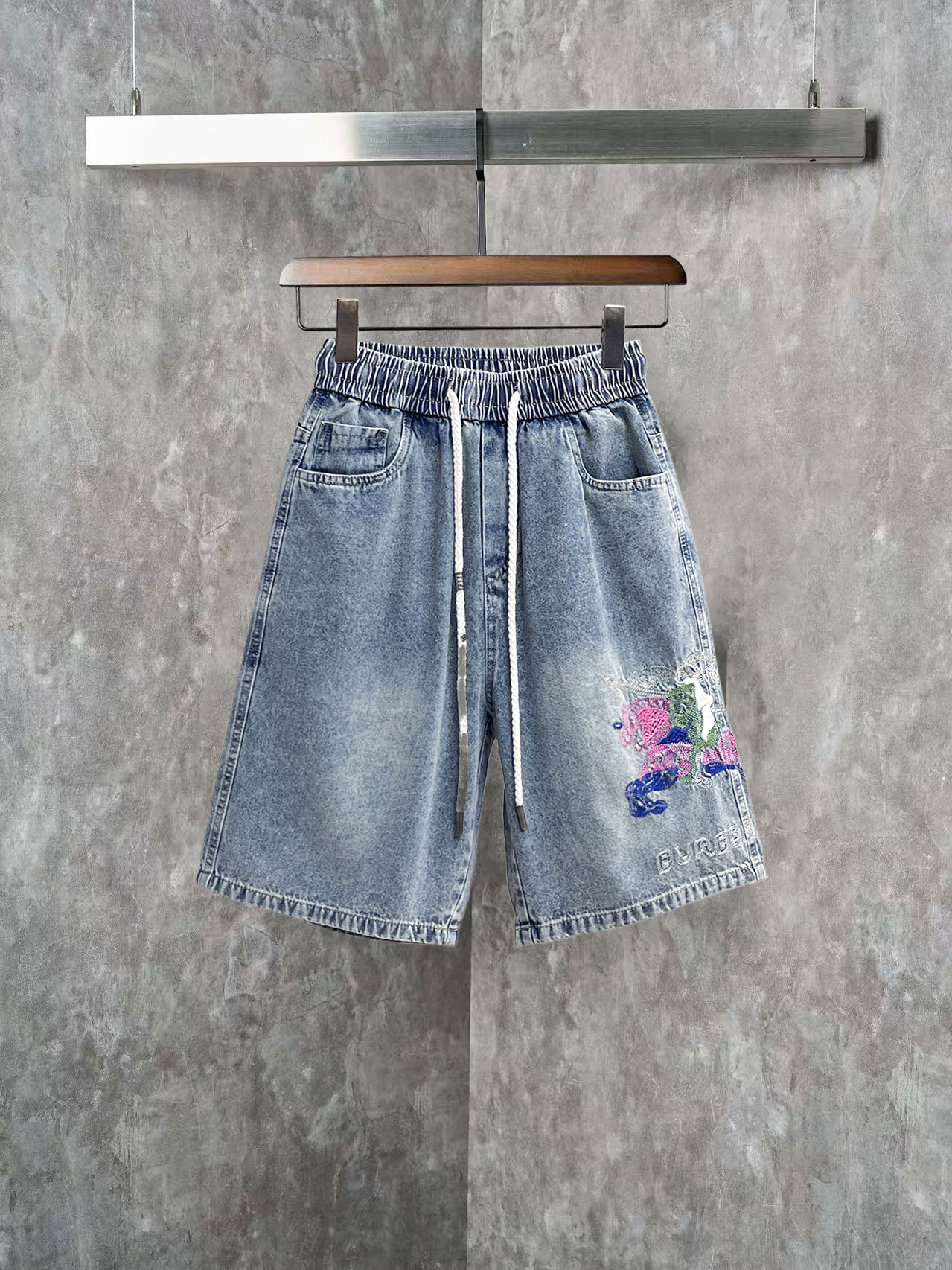 NO:855685,Burberry 2026ss summer new original counter casual shorts, luxury classic brand original LOGO accessories, counter best-selling model. Very comfortable to wear, low-key yet luxurious, very classy to wear. Needless to say the trousers style and tailoring. The upper body is exquisite and high-end, first-class and top-quality materials. Really palace-level casual pants. The cotton of Turkey is of outstanding quality. After heavy washing, the pants are very soft!  Don't be picky. The upper body is absolutely stylish and extremely luxurious. Please quote your height and weight when ordering sizes M-3XL.,,burberry,shorts,19860909巴宝莉 2026ss夏季新款原单专柜休闲短裤,奢华经典品牌原版LOGO配饰 专柜热销款 身穿着非常舒适 低调不失奢华 穿出去非常有档次 裤型款式和裁剪亦无需多言 上身精致跃然高档一等一顶级质料 真正殿堂级的休闲裤 选用土耳其的棉花品质卓然,经过重水洗使得裤子很柔软！不挑人 上身绝对的有型 极度奢华. 尺码M-3XL下单报身高体重.,,burberry,shorts,,Men's clothing