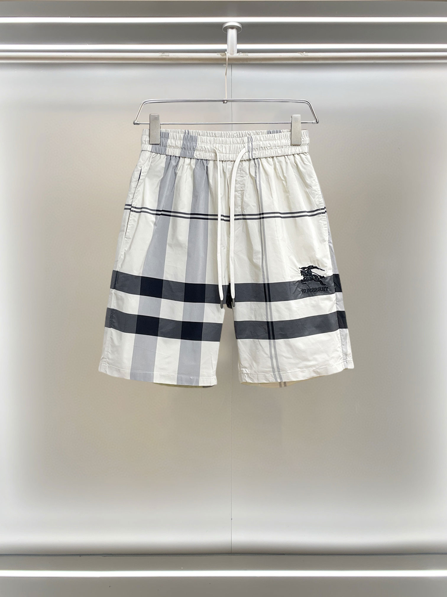 NO:855725,Burberry 2026ss summer new original counter casual shorts, luxury classic brand original LOGO accessories, counter best-selling model. Very comfortable to wear, low-key yet luxurious, very classy to wear. Needless to say the trousers style and tailoring. The upper body is exquisite and high-end, first-class and top-quality materials. Really palace-level casual pants. The cotton of Turkey is of outstanding quality. After heavy washing, the pants are very soft!  Don't be picky. The upper body is absolutely stylish and extremely luxurious. Please quote your height and weight when ordering sizes M-3XL.,,burberry,shorts,19860909巴宝莉 2026ss夏季新款原单专柜休闲短裤,奢华经典品牌原版LOGO配饰 专柜热销款 身穿着非常舒适 低调不失奢华 穿出去非常有档次 裤型款式和裁剪亦无需多言 上身精致跃然高档一等一顶级质料 真正殿堂级的休闲裤 选用土耳其的棉花品质卓然,经过重水洗使得裤子很柔软！不挑人 上身绝对的有型 极度奢华. 尺码M-3XL下单报身高体重.,,burberry,shorts,,Men's clothing