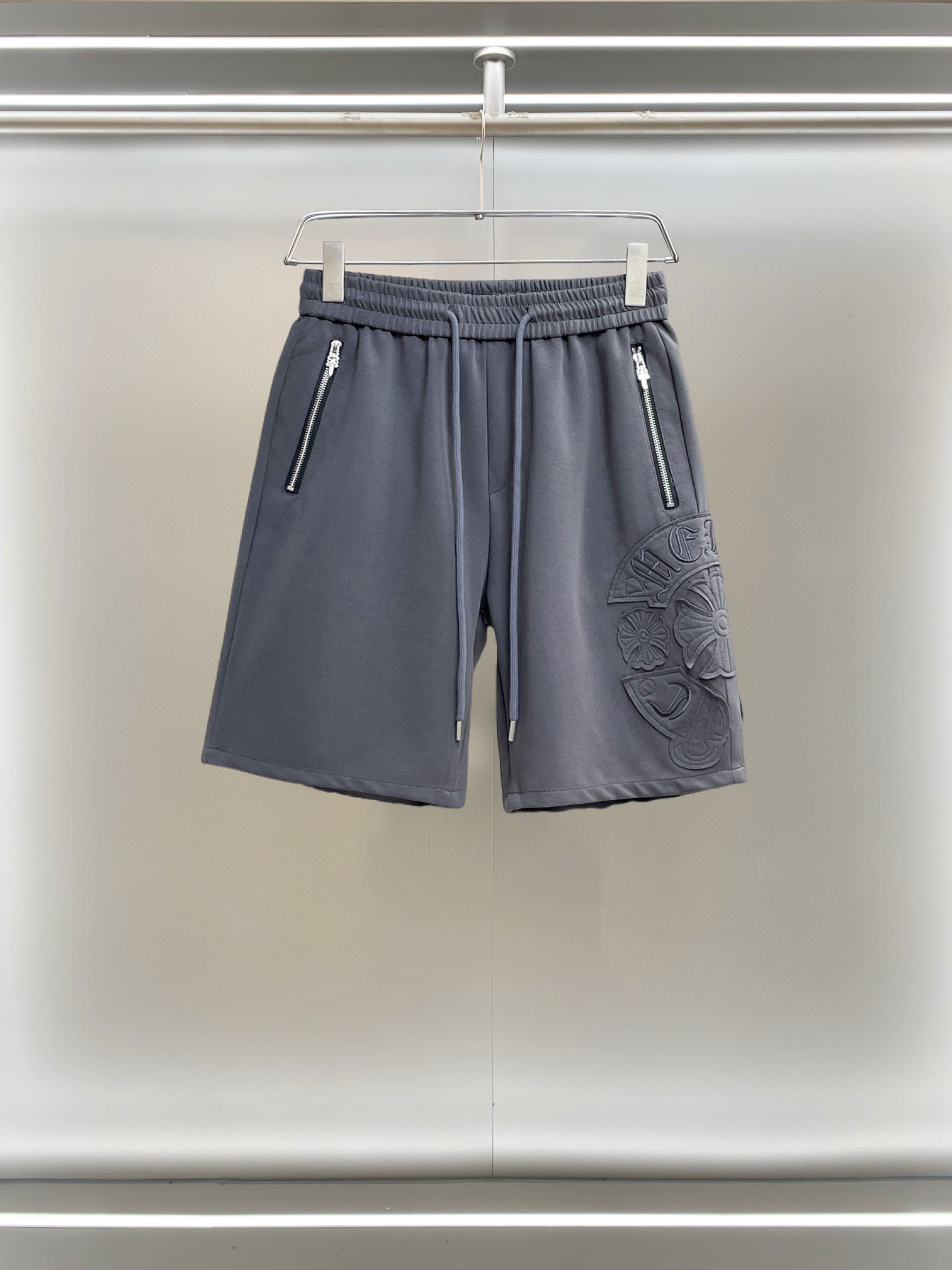 NO:855731,Kroxin 2026ss summer new original counter casual shorts, luxury classic brand original LOGO accessories, counter best-selling model, very comfortable to wear, low-key yet luxurious, very classy to wear. Needless to say the trousers style and tailoring, the upper body is exquisite and high-end, made of first-class top quality materials. Really palace-level casual pants. The cotton of Turkey is of outstanding quality. After heavy washing, the pants are very soft!  Don't be picky. The upper body is absolutely stylish and extremely luxurious. Please state your height and weight when ordering sizes M-3XL.,,chrome hearts,shorts,19860909克罗心 2026ss夏季新款原单专柜休闲短裤,奢华经典品牌原版LOGO配饰 专柜热销款 身穿着非常舒适 低调不失奢华 穿出去非常有档次 裤型款式和裁剪亦无需多言 上身精致跃然高档一等一顶级质料 真正殿堂级的休闲裤 选用土耳其的棉花品质卓然,经过重水洗使得裤子很柔软！不挑人 上身绝对的有型 极度奢华. 尺码M-3XL下单报身高体重.,,chrome hearts,shorts,,Men's clothing