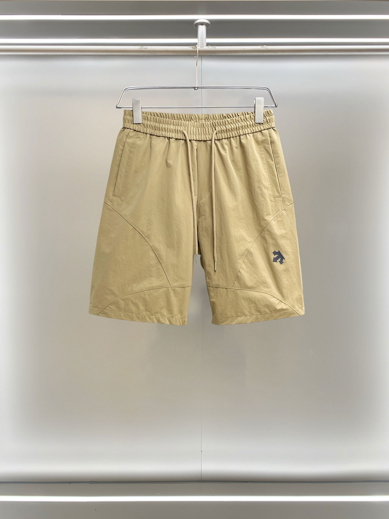 NO:855740,Descente 2026ss summer new original counter casual shorts, luxury classic brand original LOGO accessories, counter best-selling model. Very comfortable to wear, low-key yet luxurious, very classy to wear. Needless to say, the trousers style and tailoring. The upper body is exquisite and high-end, first-class and top-quality materials. Really palace-level casual pants. The cotton of Türkiye is of outstanding quality. After heavy washing, the pants are very soft!  Don't be picky. The upper body is absolutely stylish and extremely luxurious. Please state your height and weight when placing an order for sizes M-3XL.,,shorts,19860909迪桑特 2026ss夏季新款原单专柜休闲短裤,奢华经典品牌原版LOGO配饰 专柜热销款 身穿着非常舒适 低调不失奢华 穿出去非常有档次 裤型款式和裁剪亦无需多言 上身精致跃然高档一等一顶级质料 真正殿堂级的休闲裤 选用土耳其的棉花品质卓然,经过重水洗使得裤子很柔软！不挑人 上身绝对的有型 极度奢华. 尺码M-3XL下单报身高体重.,,shorts,,Men's clothing