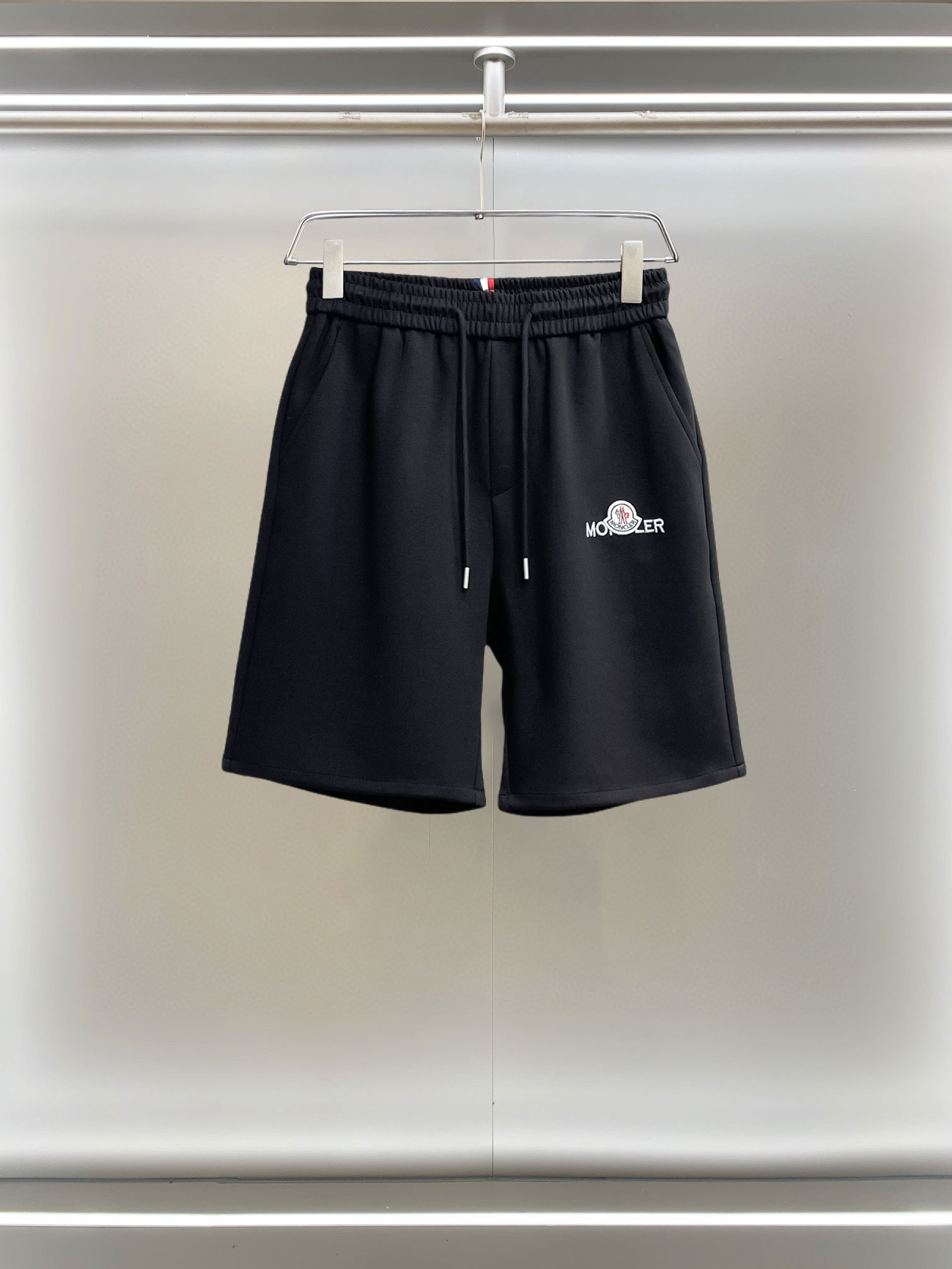NO:855749,Mengkou 2026ss summer new original counter casual shorts, luxury classic brand original LOGO accessories, counter best-selling model, very comfortable to wear, low-key yet luxurious, very classy to wear. Needless to say the trousers style and tailoring, the upper body is exquisite and high-end, first-class and top-quality materials. Really palace-level casual pants. The cotton of Turkey is of outstanding quality. After heavy washing, the pants are very soft!  Don't be picky. The upper body is absolutely stylish and extremely luxurious. Please state your height and weight when ordering sizes M-3XL.,,Moncler,shorts,19860909蒙口 2026ss夏季新款原单专柜休闲短裤,奢华经典品牌原版LOGO配饰 专柜热销款 身穿着非常舒适 低调不失奢华 穿出去非常有档次 裤型款式和裁剪亦无需多言 上身精致跃然高档一等一顶级质料 真正殿堂级的休闲裤 选用土耳其的棉花品质卓然,经过重水洗使得裤子很柔软！不挑人 上身绝对的有型 极度奢华. 尺码M-3XL下单报身高体重.,,Moncler,shorts,,Men's clothing