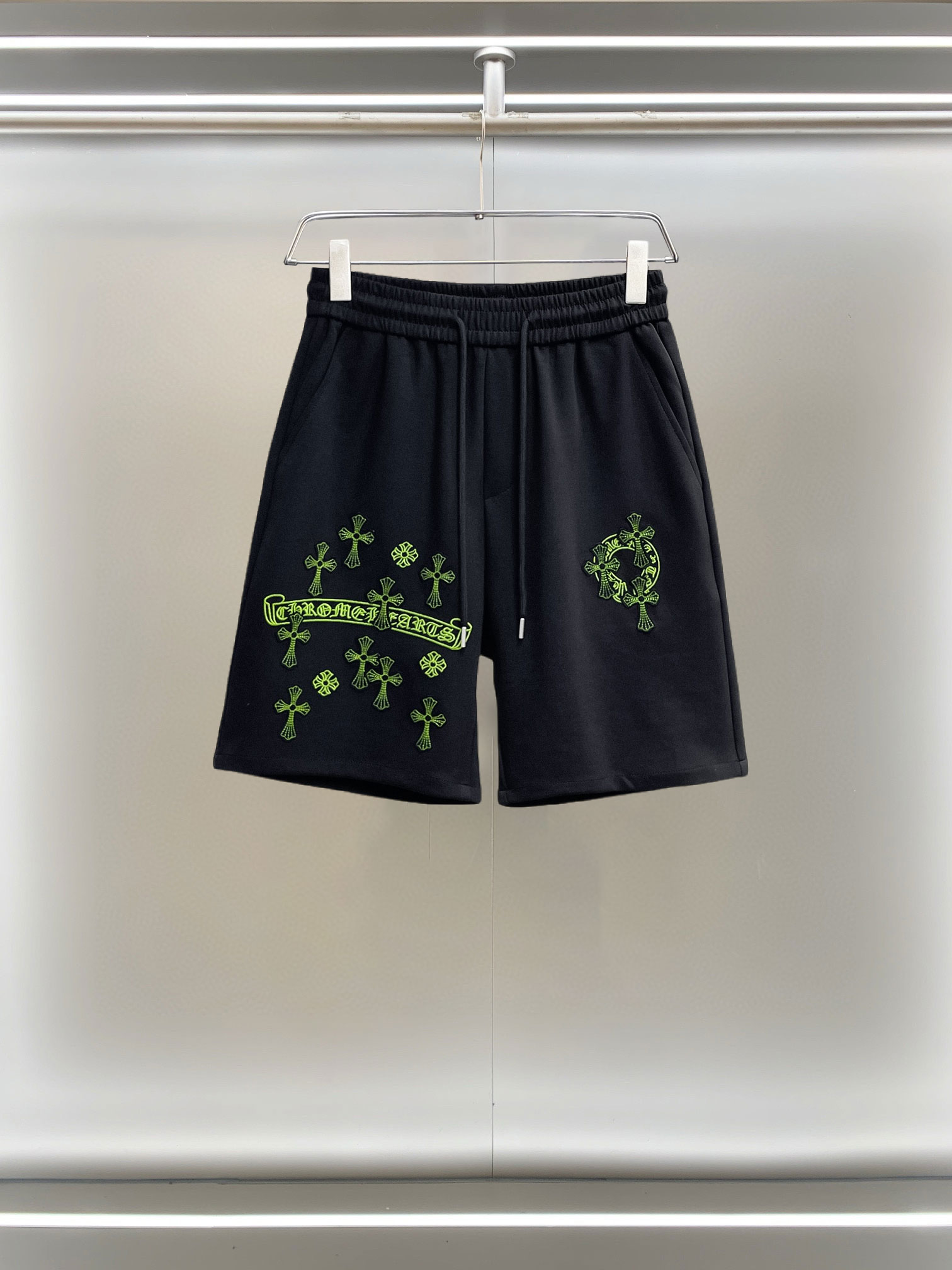 NO:855756,Kroxin 2026ss summer new original counter casual shorts, luxury classic brand original LOGO accessories, counter best-selling model, very comfortable to wear, low-key yet luxurious, very classy to wear. Needless to say the trousers style and tailoring, the upper body is exquisite and high-end, made of first-class top quality materials. Really palace-level casual pants. The cotton of Turkey is of outstanding quality. After heavy washing, the pants are very soft!  Don't be picky. The upper body is absolutely stylish and extremely luxurious. Please state your height and weight when ordering sizes M-3XL.,,chrome hearts,shorts,19860909克罗心 2026ss夏季新款原单专柜休闲短裤,奢华经典品牌原版LOGO配饰 专柜热销款 身穿着非常舒适 低调不失奢华 穿出去非常有档次 裤型款式和裁剪亦无需多言 上身精致跃然高档一等一顶级质料 真正殿堂级的休闲裤 选用土耳其的棉花品质卓然,经过重水洗使得裤子很柔软！不挑人 上身绝对的有型 极度奢华. 尺码M-3XL下单报身高体重.,,chrome hearts,shorts,,Men's clothing