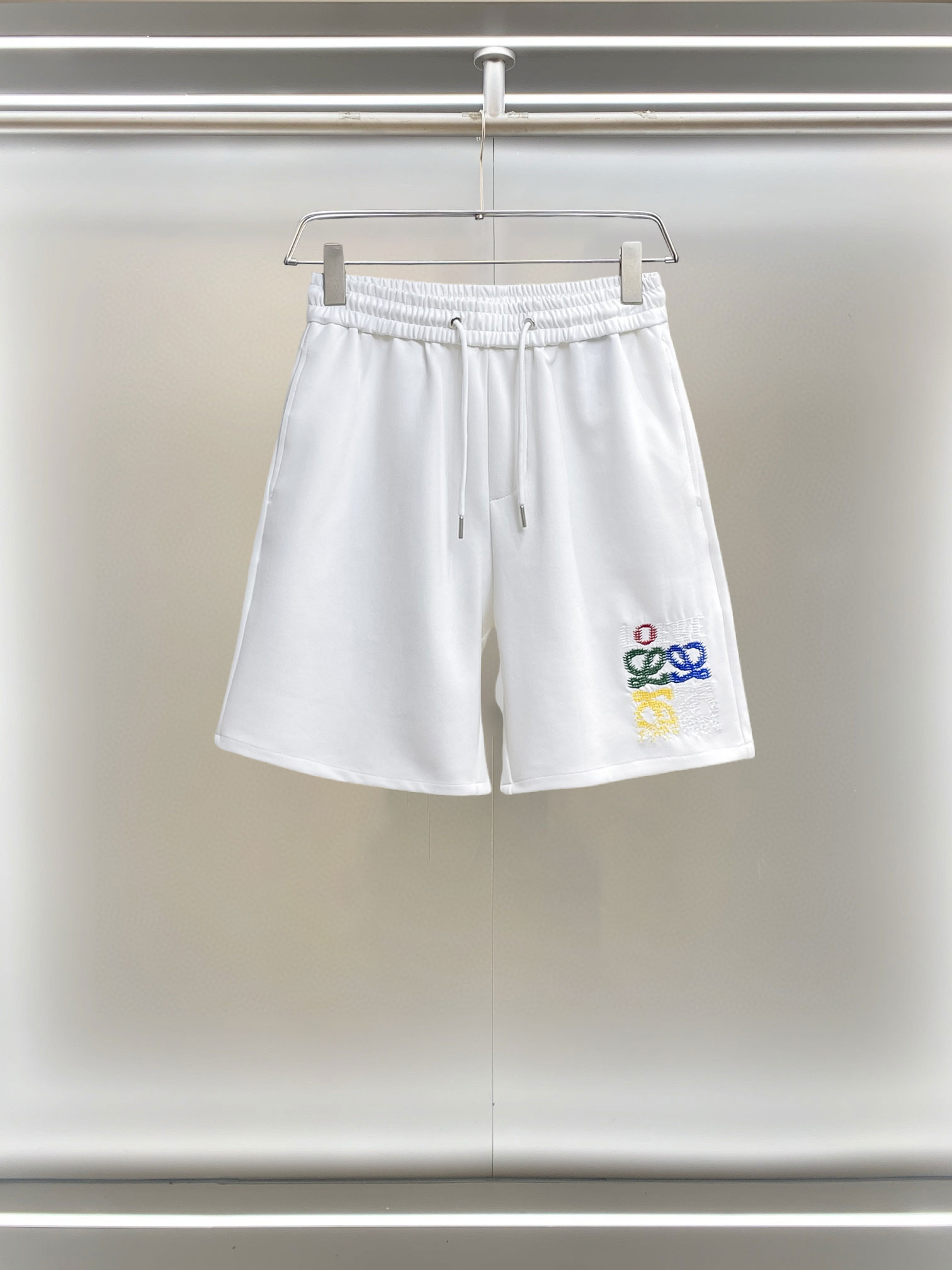 NO:855762,Loewe 2026ss summer new original counter casual shorts, luxury classic brand original LOGO accessories, counter best-selling model, very comfortable to wear, low-key yet luxurious, very classy to wear. Needless to say, the trousers style and tailoring. The upper body is exquisite and high-end, first-class and top-quality materials. Really palace-level casual trousers. The cotton of Turkey is of outstanding quality. After heavy washing, the pants are very soft!  Don't be picky, the upper body is absolutely stylish and extremely luxurious. Please quote your height and weight when ordering sizes M-3XL.,,loewe,shorts,19860909罗意威 2026ss夏季新款原单专柜休闲短裤,奢华经典品牌原版LOGO配饰 专柜热销款 身穿着非常舒适 低调不失奢华 穿出去非常有档次 裤型款式和裁剪亦无需多言 上身精致跃然高档一等一顶级质料 真正殿堂级的休闲裤 选用土耳其的棉花品质卓然,经过重水洗使得裤子很柔软！不挑人 上身绝对的有型 极度奢华. 尺码M-3XL下单报身高体重.,,loewe,shorts,,Men's clothing