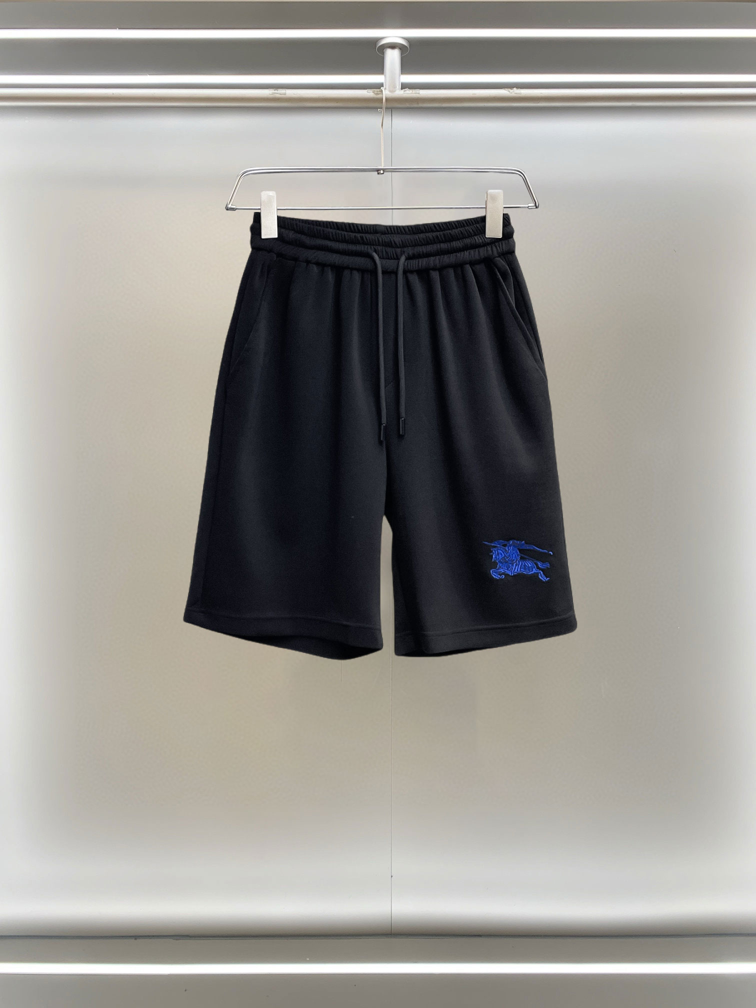 NO:855770,Burberry 2026ss summer new original counter casual shorts, luxury classic brand original LOGO accessories, counter best-selling model. Very comfortable to wear, low-key yet luxurious, very classy to wear. Needless to say the trousers style and tailoring. The upper body is exquisite and high-end, first-class and top-quality materials. Really palace-level casual pants. The cotton of Turkey is of outstanding quality. After heavy washing, the pants are very soft!  Don't be picky. The upper body is absolutely stylish and extremely luxurious. Please quote your height and weight when ordering sizes M-3XL.,,burberry,shorts,19860909巴宝莉 2026ss夏季新款原单专柜休闲短裤,奢华经典品牌原版LOGO配饰 专柜热销款 身穿着非常舒适 低调不失奢华 穿出去非常有档次 裤型款式和裁剪亦无需多言 上身精致跃然高档一等一顶级质料 真正殿堂级的休闲裤 选用土耳其的棉花品质卓然,经过重水洗使得裤子很柔软！不挑人 上身绝对的有型 极度奢华. 尺码M-3XL下单报身高体重.,,burberry,shorts,,Men's clothing