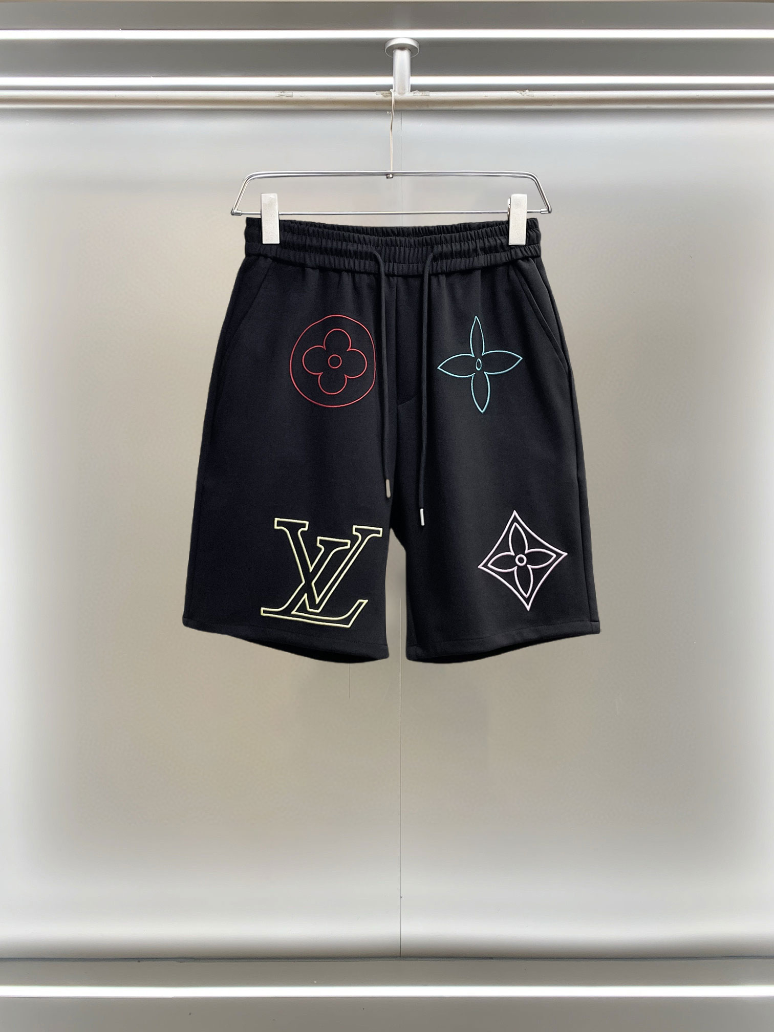 NO:855777,lv 2026ss summer new original counter casual shorts, luxury classic brand original LOGO accessories, counter best-selling model, very comfortable to wear, low-key yet luxurious, very classy to wear. Needless to say the trousers style and tailoring, the upper body is exquisite and high-end, first-class and top-quality materials. Really palace-level casual pants. The cotton of Turkey is selected for its outstanding quality. After heavy washing, the pants are very soft!  Don't be picky. The upper body is absolutely stylish and extremely luxurious. Please quote your height and weight when ordering sizes M-3XL.,,louis vuitton,shorts,19860909lv 2026ss夏季新款原单专柜休闲短裤,奢华经典品牌原版LOGO配饰 专柜热销款 身穿着非常舒适 低调不失奢华 穿出去非常有档次 裤型款式和裁剪亦无需多言 上身精致跃然高档一等一顶级质料 真正殿堂级的休闲裤 选用土耳其的棉花品质卓然,经过重水洗使得裤子很柔软！不挑人 上身绝对的有型 极度奢华. 尺码M-3XL下单报身高体重.,,louis vuitton,shorts,,Men's clothing