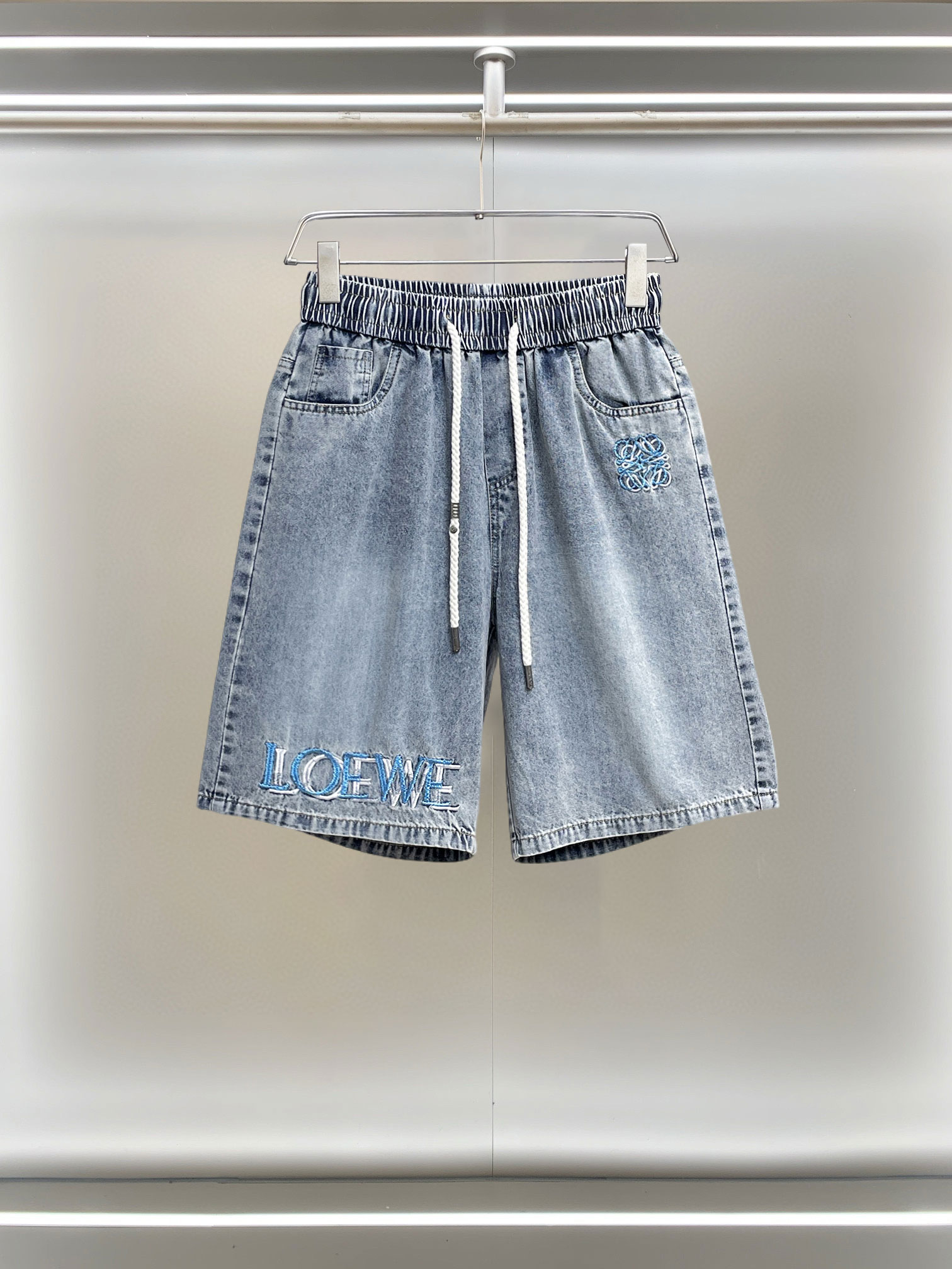 NO:855786,Loewe 2026ss summer new original counter casual shorts, luxury classic brand original LOGO accessories, counter best-selling model, very comfortable to wear, low-key yet luxurious, very classy to wear. Needless to say, the trousers style and tailoring. The upper body is exquisite and high-end, first-class and top-quality materials. Really palace-level casual trousers. The cotton of Turkey is of outstanding quality. After heavy washing, the pants are very soft!  Don't be picky, the upper body is absolutely stylish and extremely luxurious. Please quote your height and weight when ordering sizes M-3XL.,,loewe,shorts,19860909罗意威 2026ss夏季新款原单专柜休闲短裤,奢华经典品牌原版LOGO配饰 专柜热销款 身穿着非常舒适 低调不失奢华 穿出去非常有档次 裤型款式和裁剪亦无需多言 上身精致跃然高档一等一顶级质料 真正殿堂级的休闲裤 选用土耳其的棉花品质卓然,经过重水洗使得裤子很柔软！不挑人 上身绝对的有型 极度奢华. 尺码M-3XL下单报身高体重.,,loewe,shorts,,Men's clothing