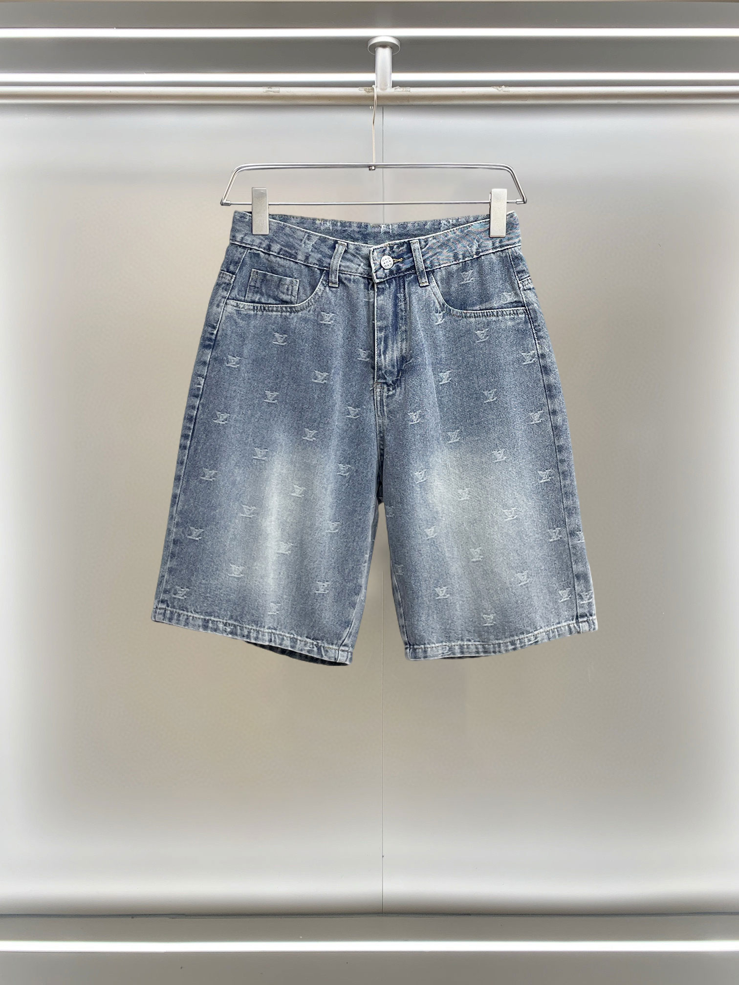 NO:855793,lv 2026ss summer new original counter casual shorts, luxury classic brand original LOGO accessories, counter best-selling model, very comfortable to wear, low-key yet luxurious, very classy to wear. Needless to say the trousers style and tailoring, the upper body is exquisite and high-end, first-class and top-quality materials. Really palace-level casual pants. The cotton of Turkey is selected for its outstanding quality. After heavy washing, the pants are very soft!  Don't be picky. The upper body is absolutely stylish and extremely luxurious. Please quote your height and weight when ordering sizes M-3XL.,,louis vuitton,shorts,19860909lv 2026ss夏季新款原单专柜休闲短裤,奢华经典品牌原版LOGO配饰 专柜热销款 身穿着非常舒适 低调不失奢华 穿出去非常有档次 裤型款式和裁剪亦无需多言 上身精致跃然高档一等一顶级质料 真正殿堂级的休闲裤 选用土耳其的棉花品质卓然,经过重水洗使得裤子很柔软！不挑人 上身绝对的有型 极度奢华. 尺码M-3XL下单报身高体重.,,louis vuitton,shorts,,Men's clothing