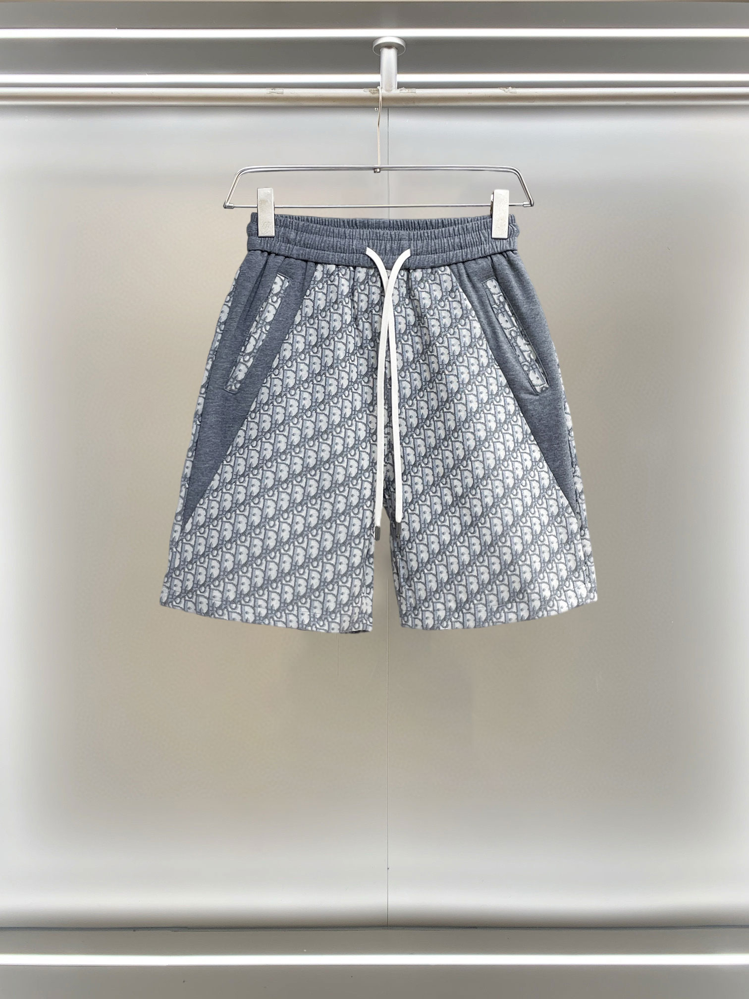 NO:855801,Dior 2026ss summer new original counter casual shorts, luxury classic brand original LOGO accessories, counter best-selling model. Very comfortable to wear, low-key yet luxurious, very classy to wear. Needless to say the trousers style and tailoring. The upper body is exquisite and high-end, first-class and top-quality materials. Really palace-level casual pants. The cotton of Turkey is of outstanding quality. After heavy washing, the pants are very soft!  Don't be picky. The upper body is absolutely stylish and extremely luxurious. Please state your height and weight when placing an order for sizes M-3XL.,,dior,shorts,19860909迪奥 2026ss夏季新款原单专柜休闲短裤,奢华经典品牌原版LOGO配饰 专柜热销款 身穿着非常舒适 低调不失奢华 穿出去非常有档次 裤型款式和裁剪亦无需多言 上身精致跃然高档一等一顶级质料 真正殿堂级的休闲裤 选用土耳其的棉花品质卓然,经过重水洗使得裤子很柔软！不挑人 上身绝对的有型 极度奢华. 尺码M-3XL下单报身高体重.,,dior,shorts,,Men's clothing
