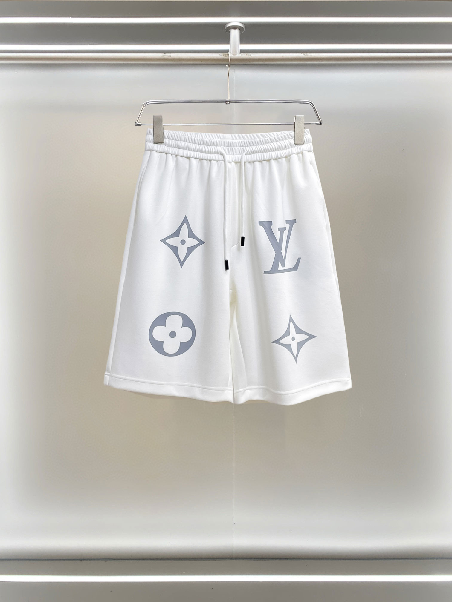 NO:855809,lv 2026ss summer new original counter casual shorts, luxury classic brand original LOGO accessories, counter best-selling model, very comfortable to wear, low-key yet luxurious, very classy to wear. Needless to say the trousers style and tailoring, the upper body is exquisite and high-end, first-class and top-quality materials. Really palace-level casual pants. The cotton of Turkey is selected for its outstanding quality. After heavy washing, the pants are very soft!  Don't be picky. The upper body is absolutely stylish and extremely luxurious. Please quote your height and weight when ordering sizes M-3XL.,,louis vuitton,shorts,19860909lv 2026ss夏季新款原单专柜休闲短裤,奢华经典品牌原版LOGO配饰 专柜热销款 身穿着非常舒适 低调不失奢华 穿出去非常有档次 裤型款式和裁剪亦无需多言 上身精致跃然高档一等一顶级质料 真正殿堂级的休闲裤 选用土耳其的棉花品质卓然,经过重水洗使得裤子很柔软！不挑人 上身绝对的有型 极度奢华. 尺码M-3XL下单报身高体重.,,louis vuitton,shorts,,Men's clothing