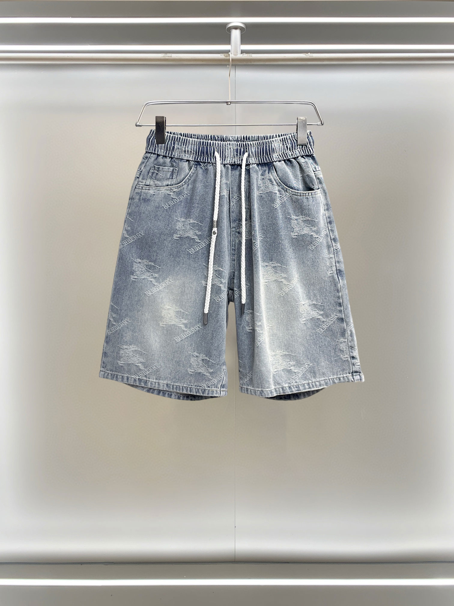 NO:855817,Burberry 2026ss summer new original counter casual shorts, luxury classic brand original LOGO accessories, counter best-selling model. Very comfortable to wear, low-key yet luxurious, very classy to wear. Needless to say the trousers style and tailoring. The upper body is exquisite and high-end, first-class and top-quality materials. Really palace-level casual pants. The cotton of Turkey is of outstanding quality. After heavy washing, the pants are very soft!  Don't be picky. The upper body is absolutely stylish and extremely luxurious. Please quote your height and weight when ordering sizes M-3XL.,,burberry,shorts,19860909巴宝莉 2026ss夏季新款原单专柜休闲短裤,奢华经典品牌原版LOGO配饰 专柜热销款 身穿着非常舒适 低调不失奢华 穿出去非常有档次 裤型款式和裁剪亦无需多言 上身精致跃然高档一等一顶级质料 真正殿堂级的休闲裤 选用土耳其的棉花品质卓然,经过重水洗使得裤子很柔软！不挑人 上身绝对的有型 极度奢华. 尺码M-3XL下单报身高体重.,,burberry,shorts,,Men's clothing